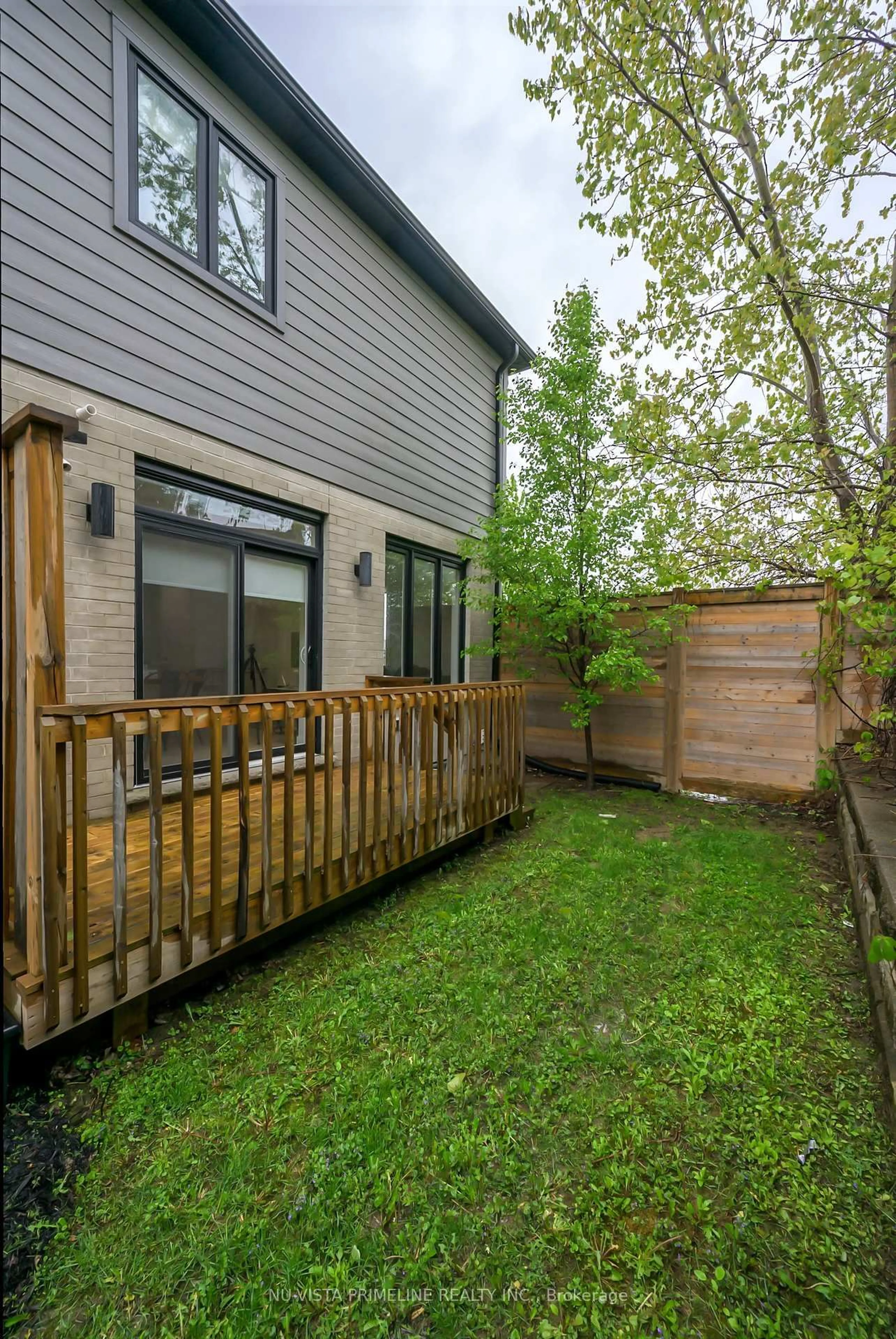 Patio, street for 1570 Coronation Dr #20, London North Ontario N6G 5P0