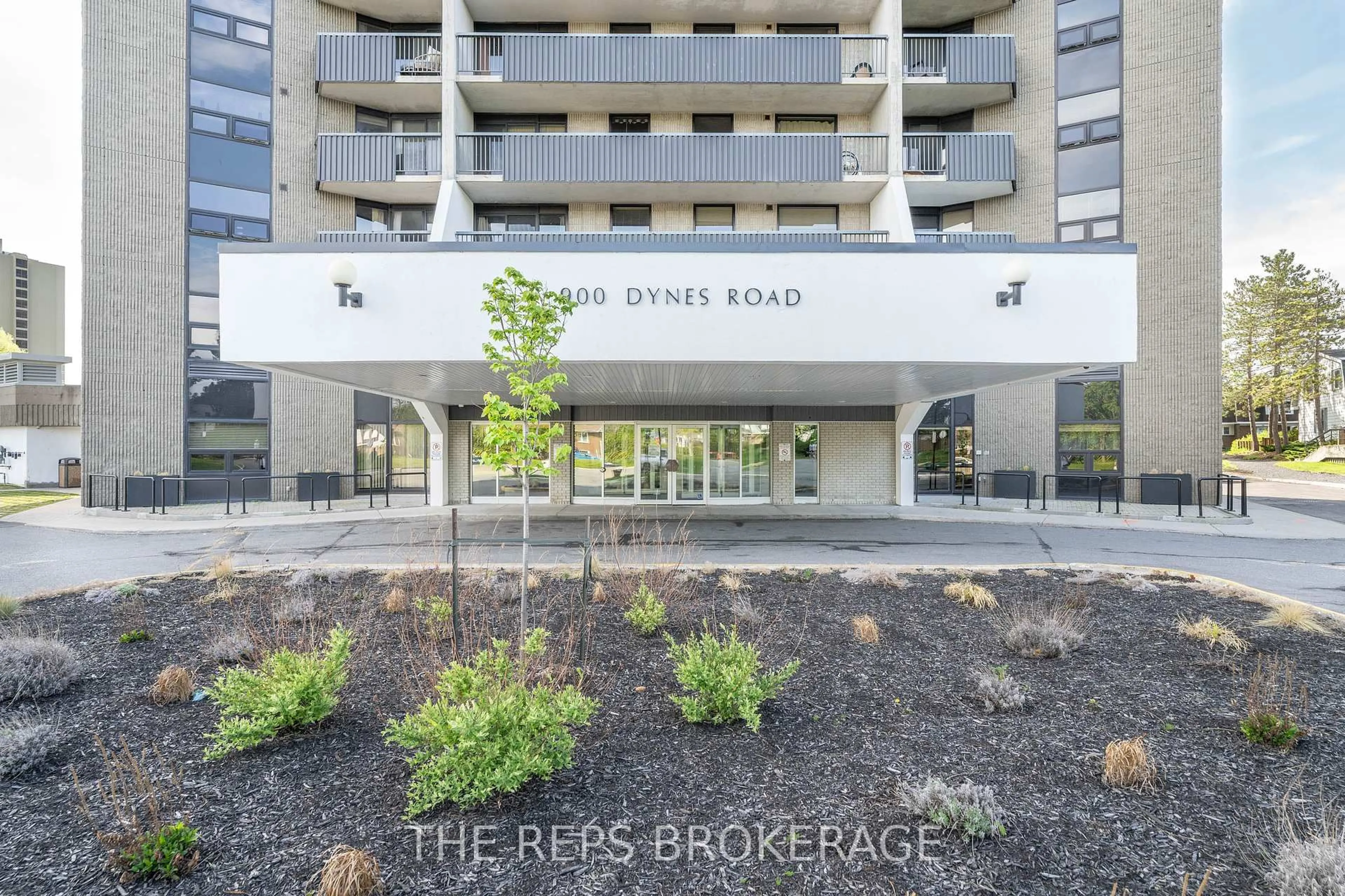 Indoor foyer for 900 Dynes Rd #2001, Ottawa Ontario K2C 3L6