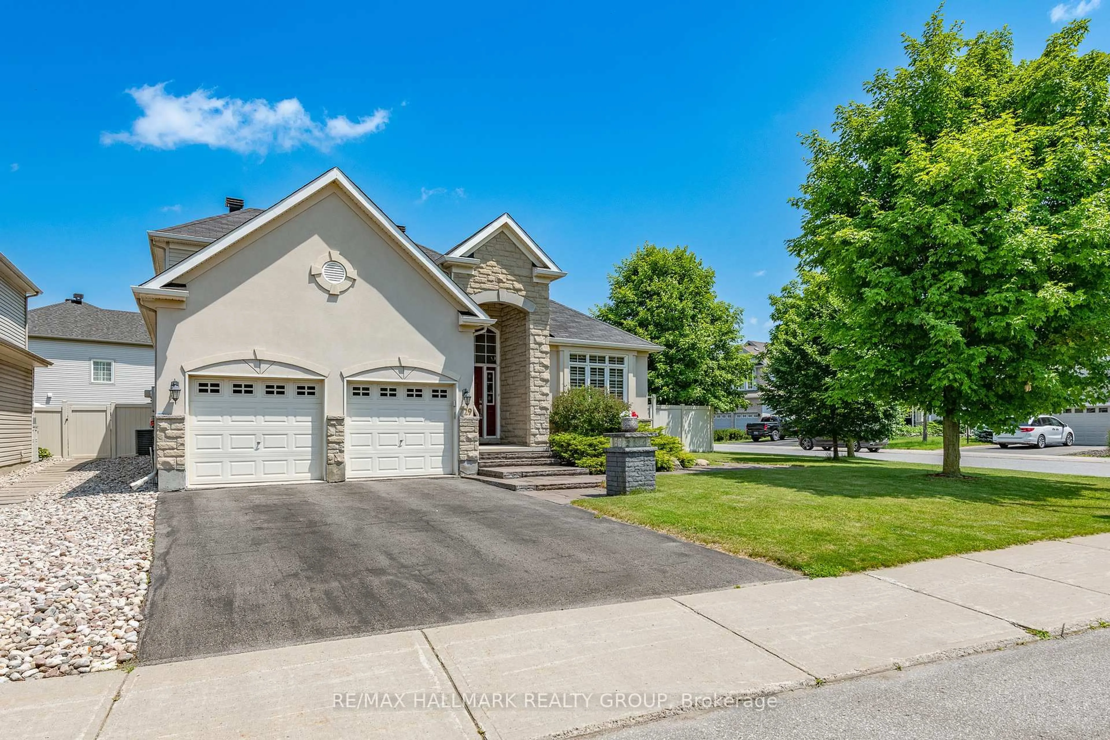 Home with vinyl exterior material, street for 729 KILBIRNIE Dr, Ottawa Ontario K2J 0M1