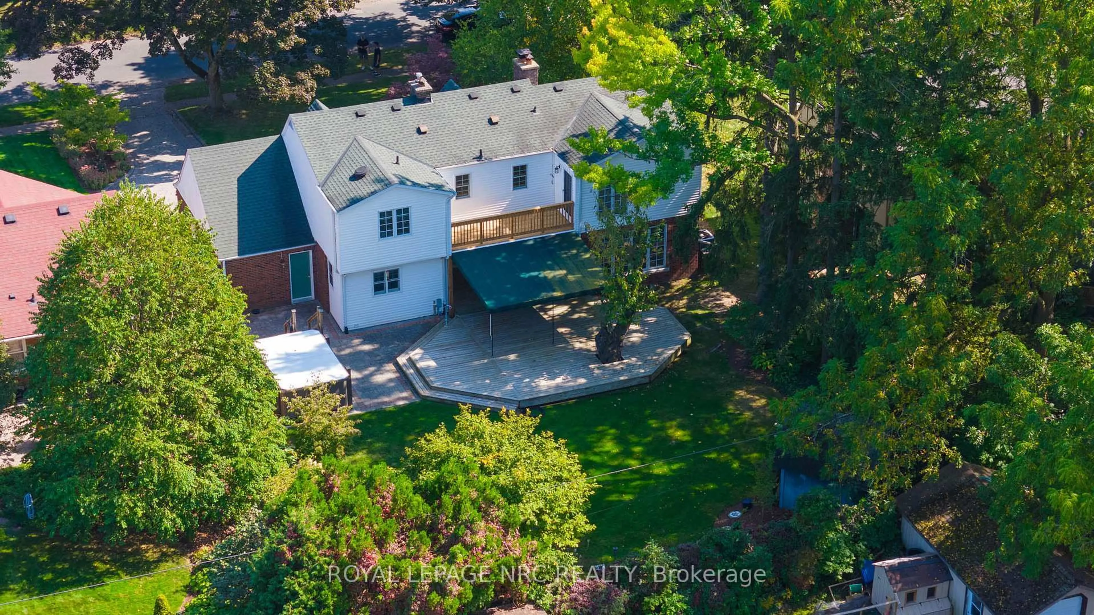 A pic from outside/outdoor area/front of a property/back of a property/a pic from drone, street for 4189 Elberta Ave, Niagara Falls Ontario L2E 6G4