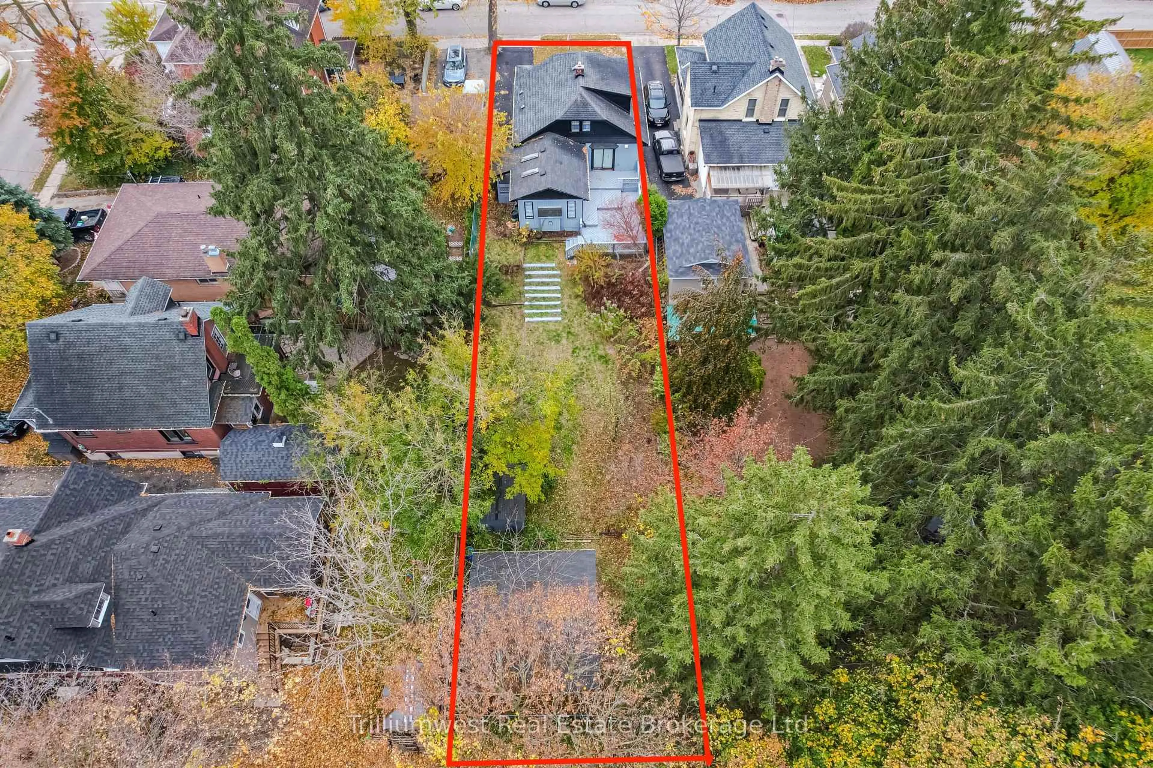 A pic from outside/outdoor area/front of a property/back of a property/a pic from drone, street for 445 Moore St, Cambridge Ontario N3H 3B1