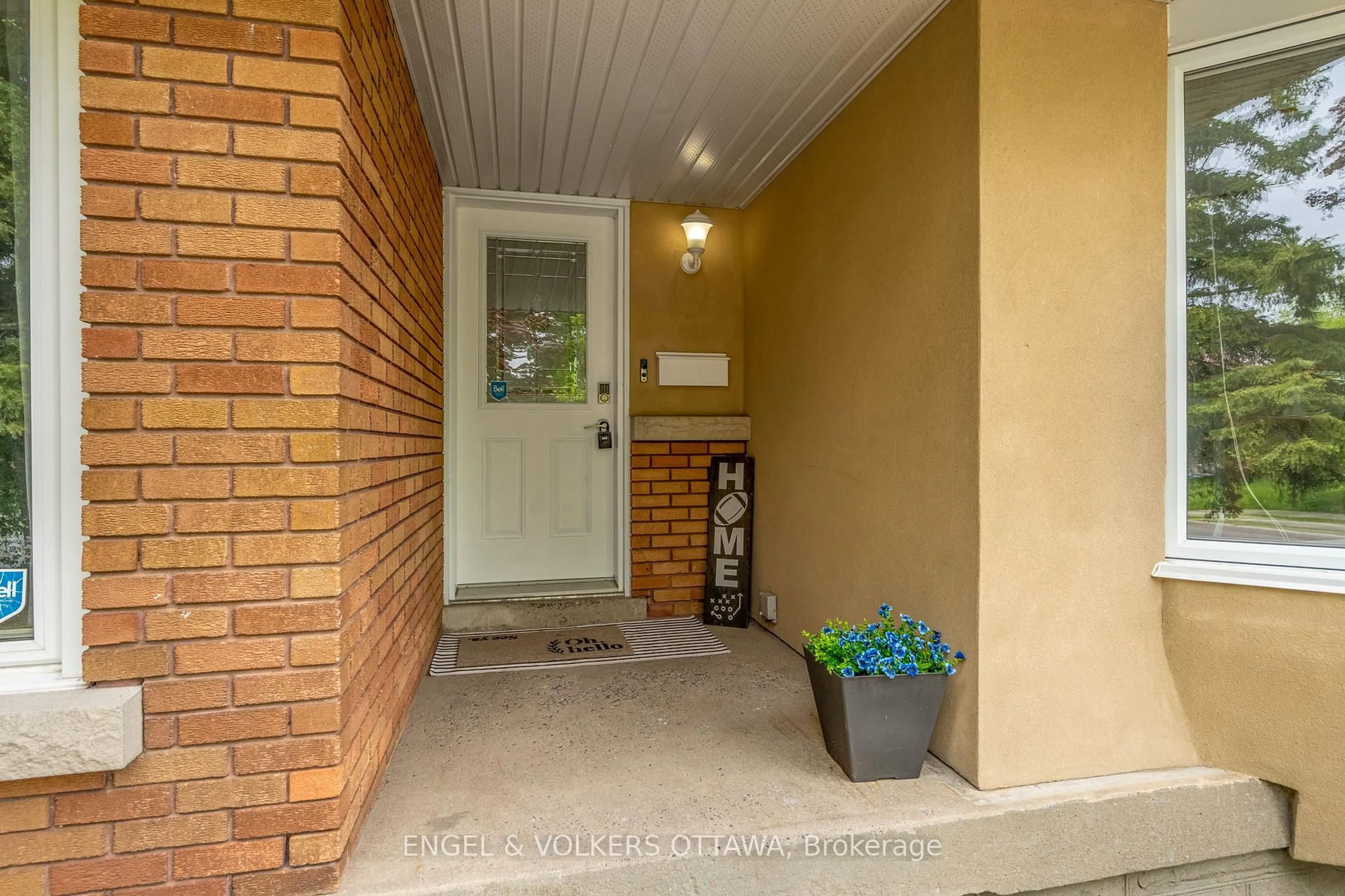 Indoor entryway for 908 Pleasant Park Rd, Ottawa Ontario K1G 1Z5