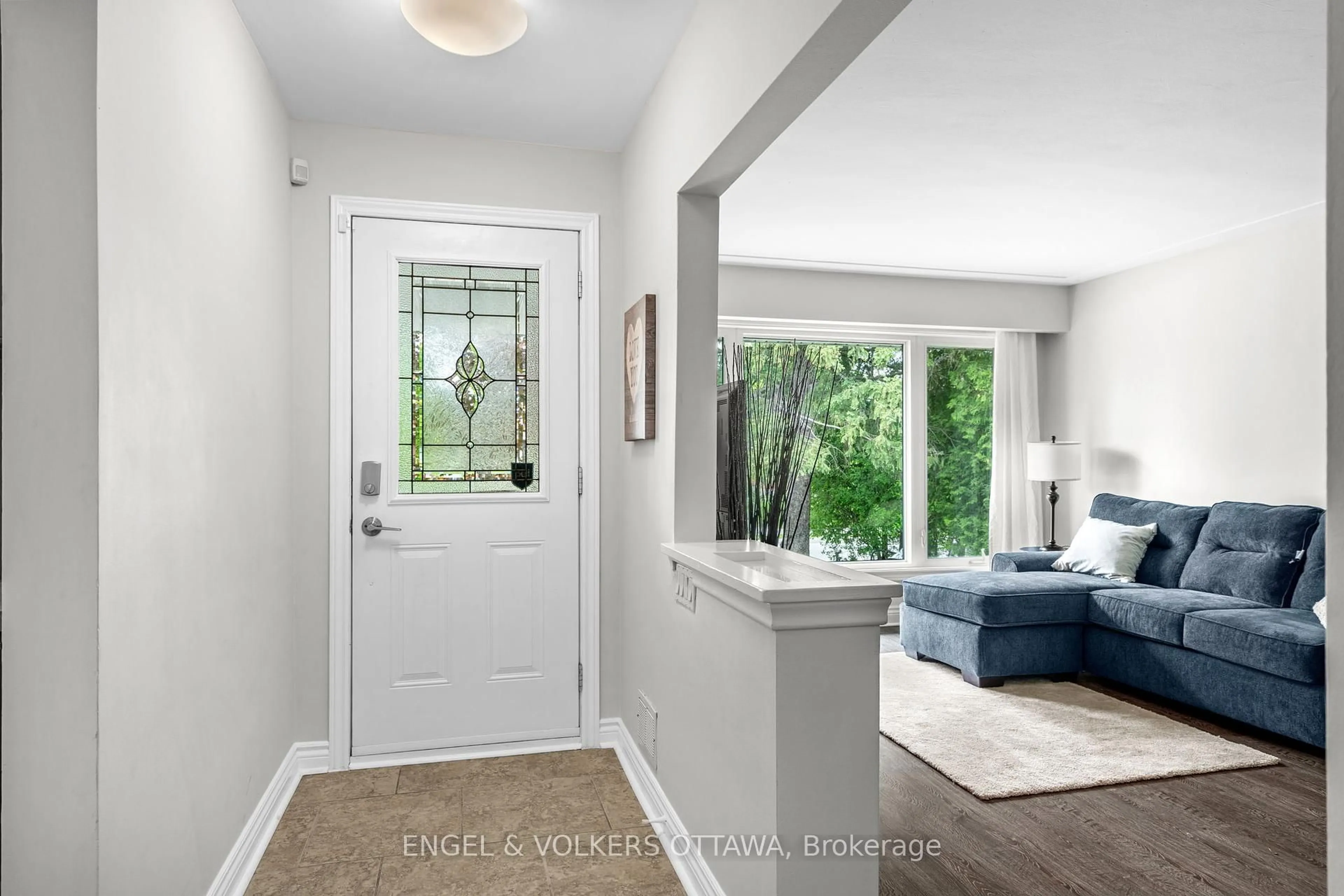 Indoor entryway for 908 Pleasant Park Rd, Ottawa Ontario K1G 1Z5