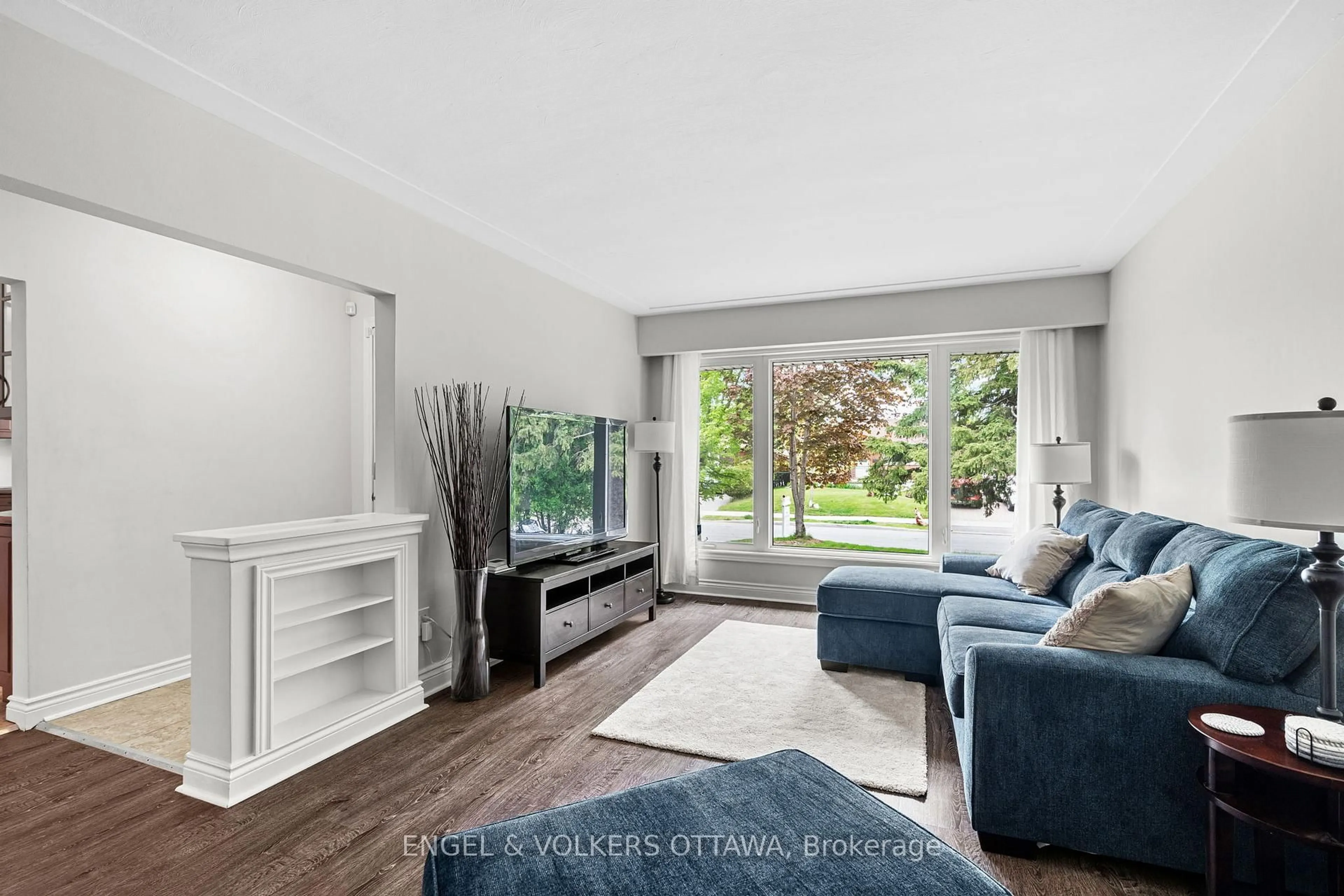 Living room with furniture, unknown for 908 Pleasant Park Rd, Ottawa Ontario K1G 1Z5
