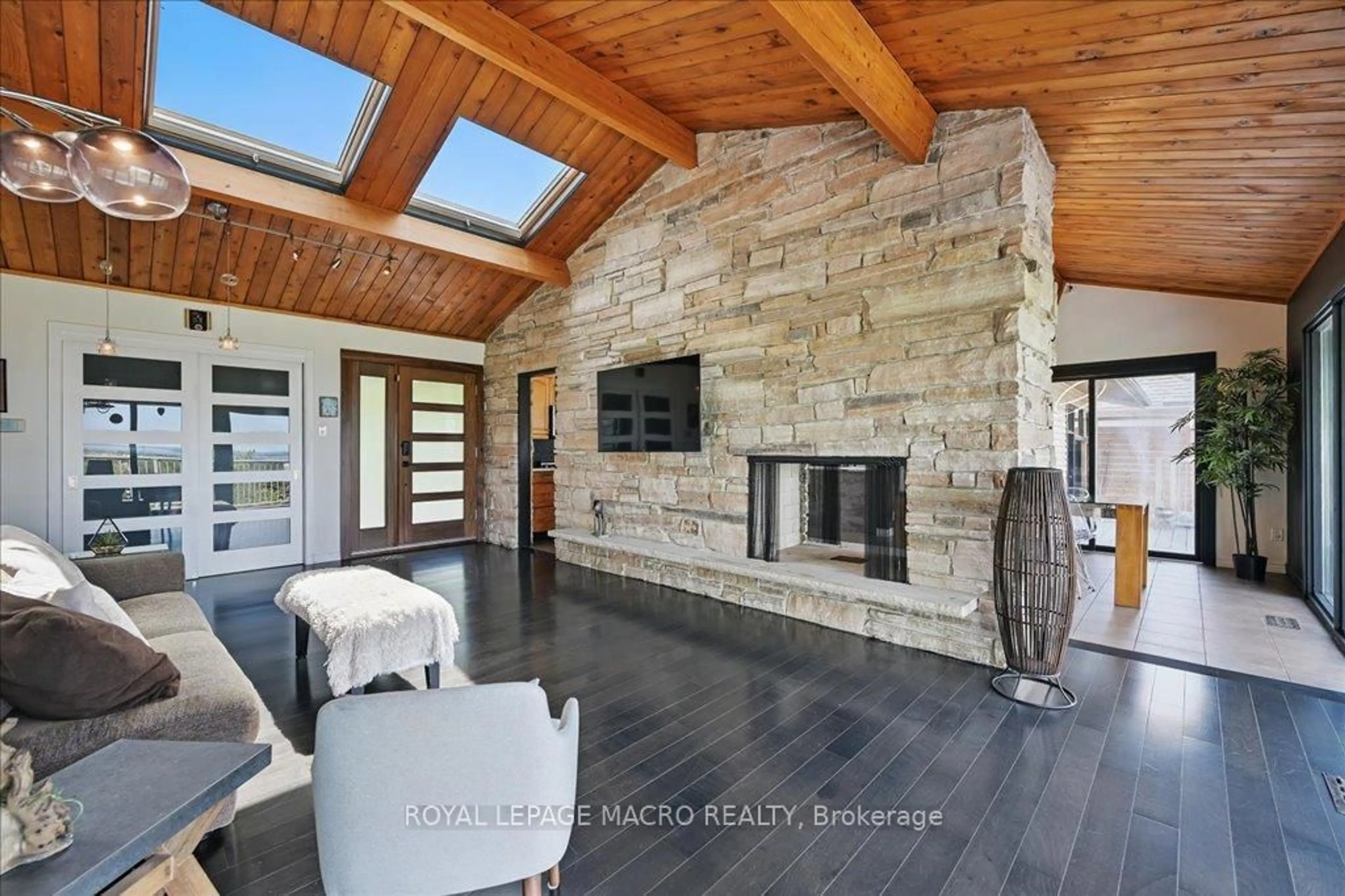 Indoor entryway for 33 Leslie Dr, Hamilton Ontario L8G 2R1