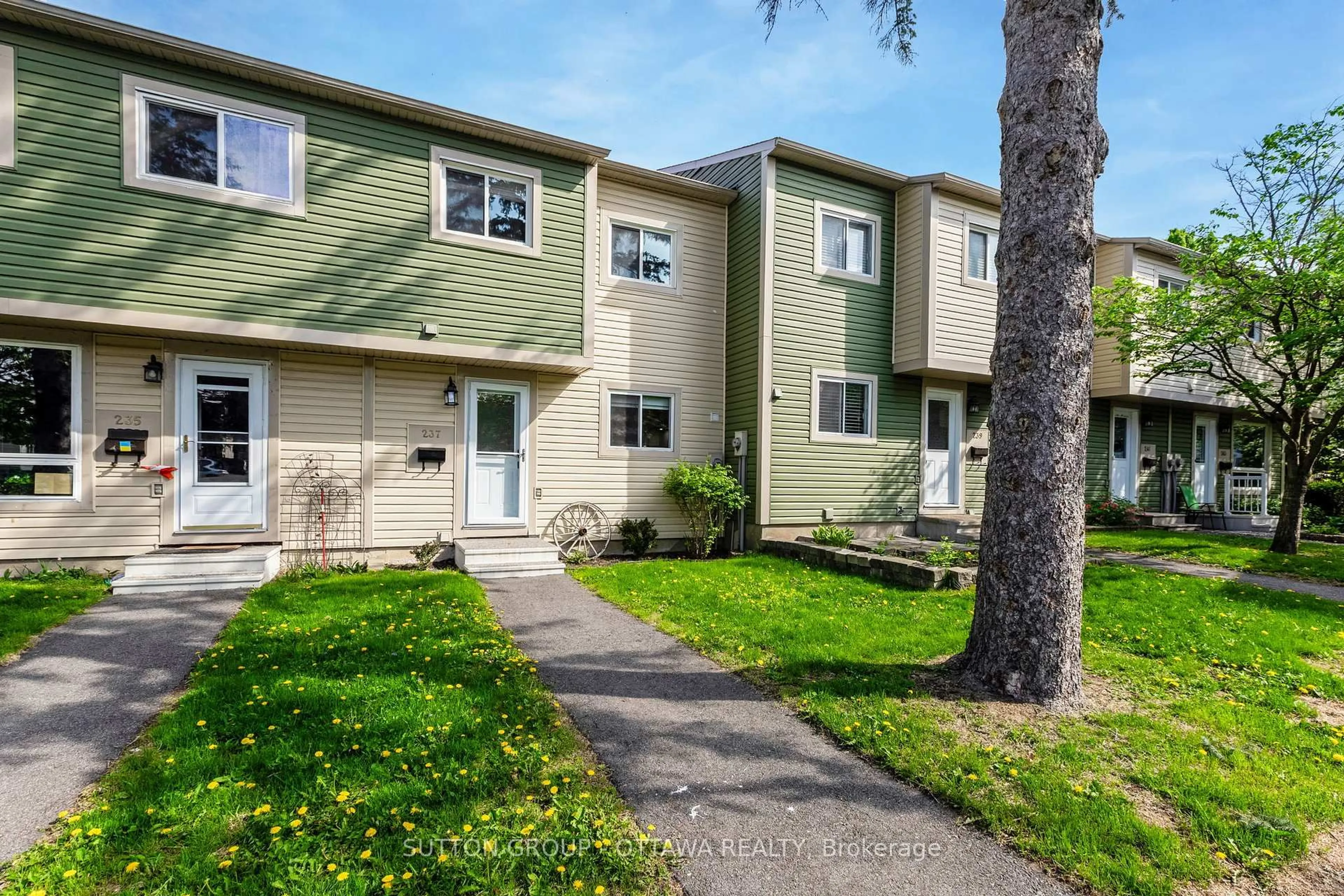 Home with vinyl exterior material, street for 237 Teal Cres, Orleans Ontario K1E 2C3