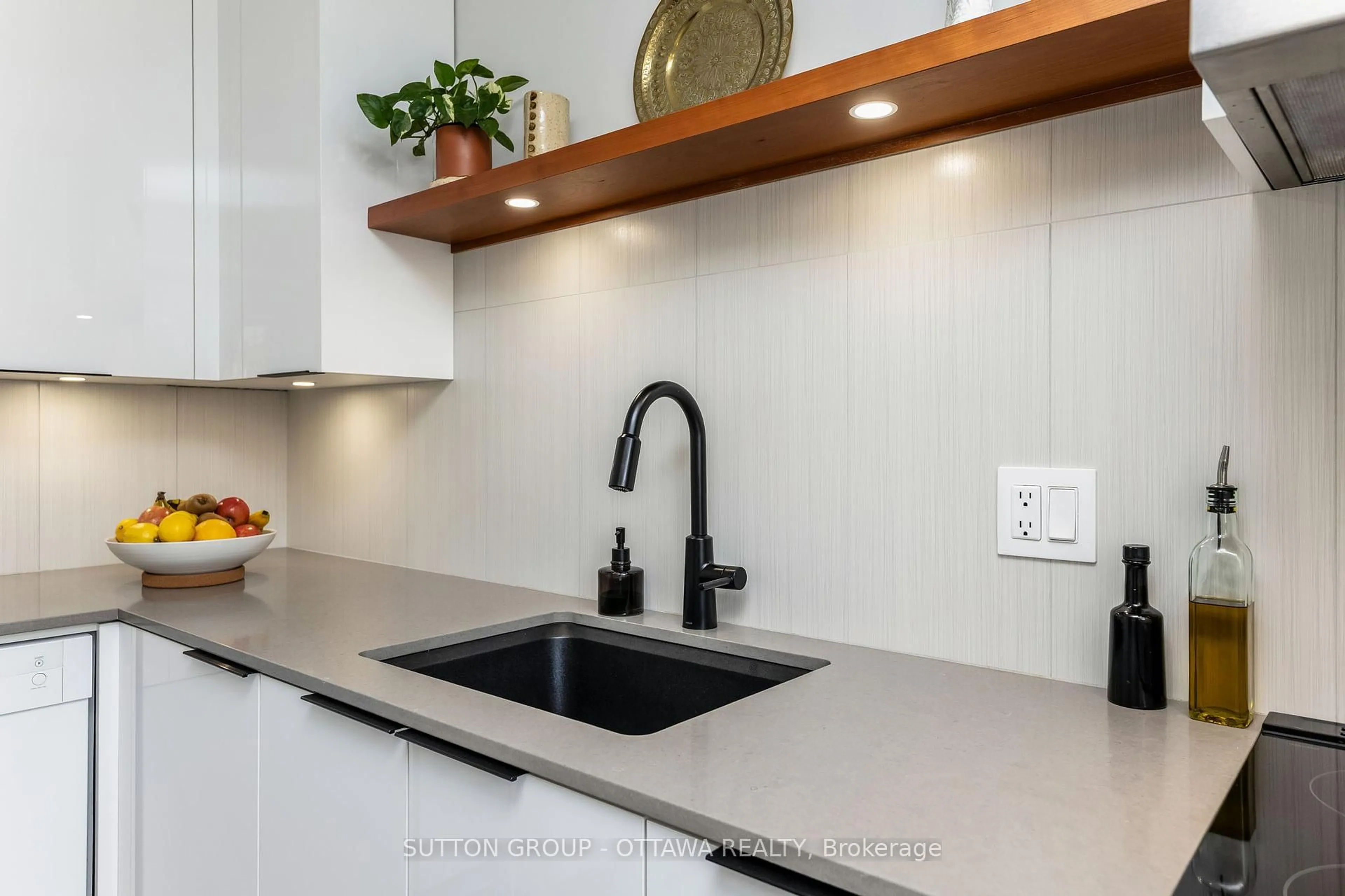 Contemporary kitchen, ceramic/tile floor for 237 Teal Cres, Orleans Ontario K1E 2C3