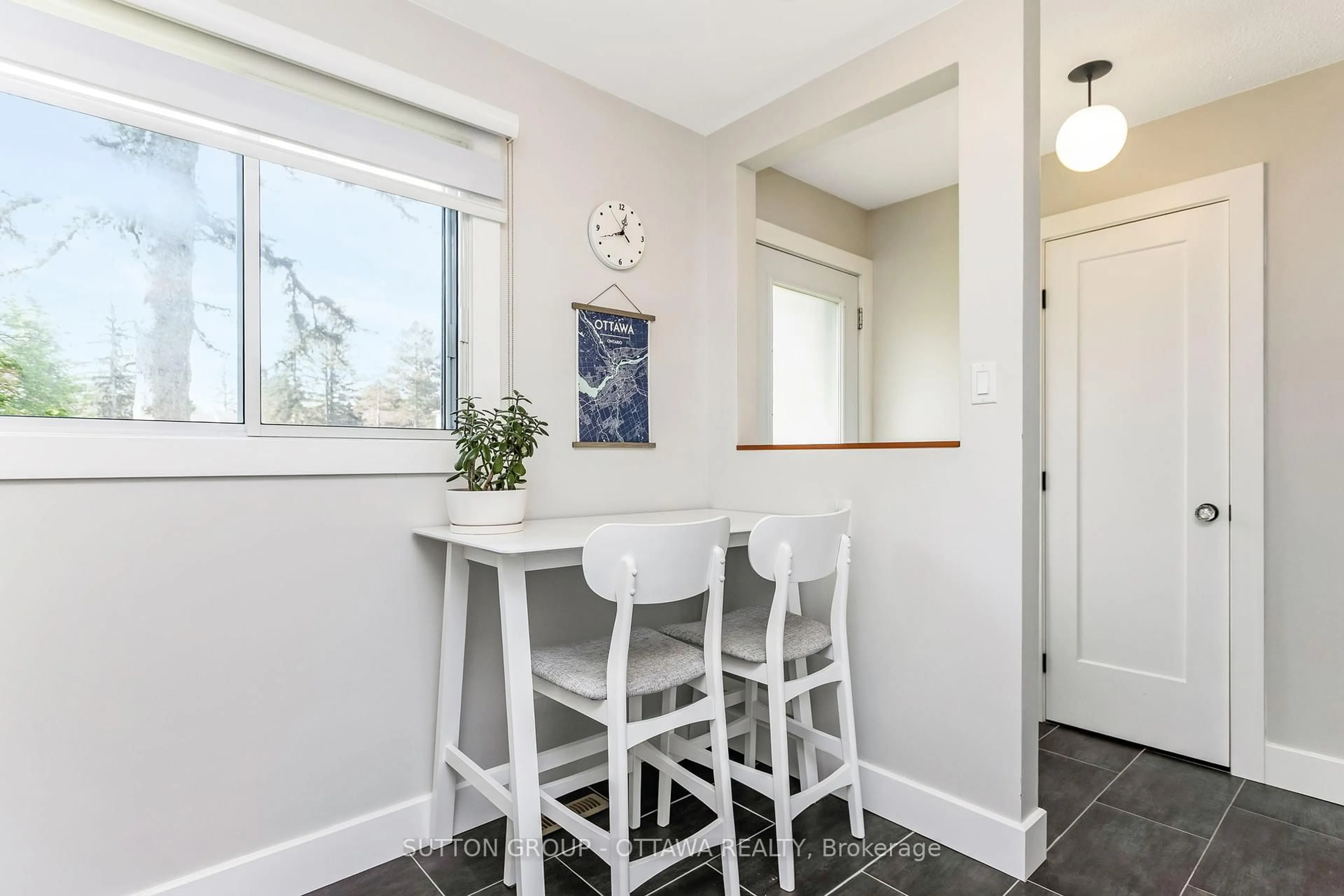 Indoor entryway for 237 Teal Cres, Orleans Ontario K1E 2C3