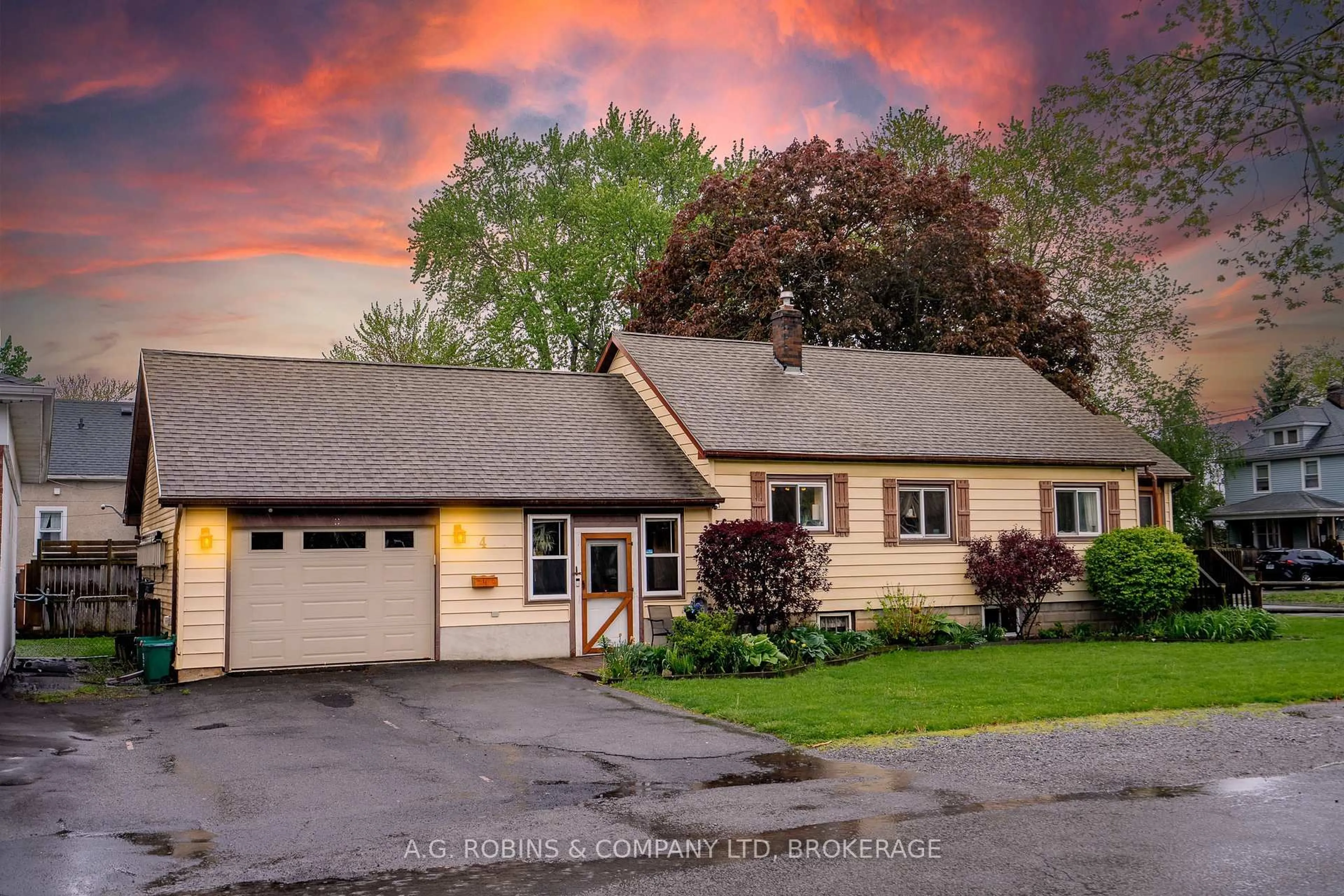 Home with vinyl exterior material, street for 4 Minto St, Port Colborne Ontario L3K 3M9