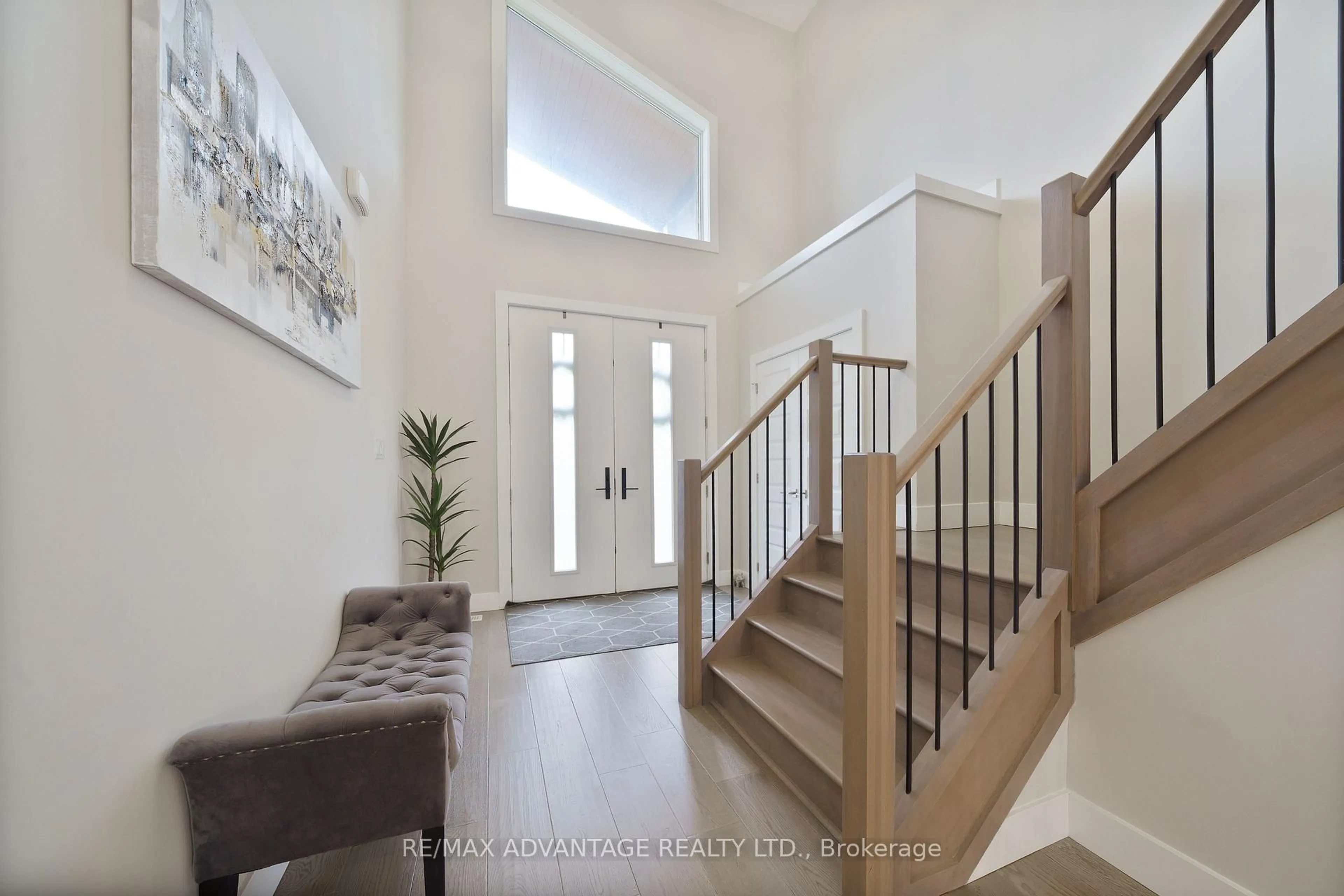 Indoor entryway for 2111 Ironwood Rd, London South Ontario N6K 0H8