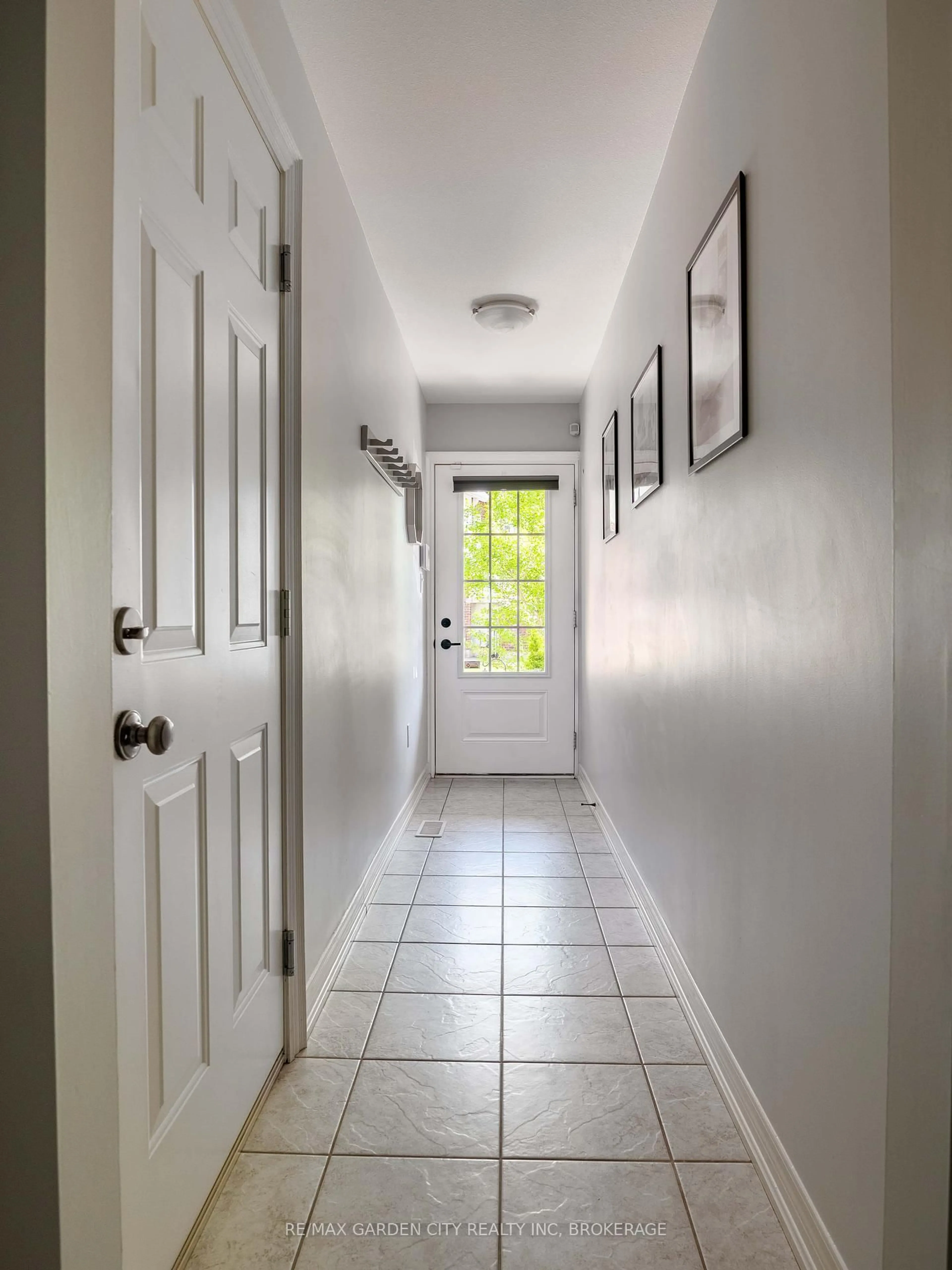 Indoor entryway for 39 Durksen Dr, St. Catharines Ontario L2R 0A7