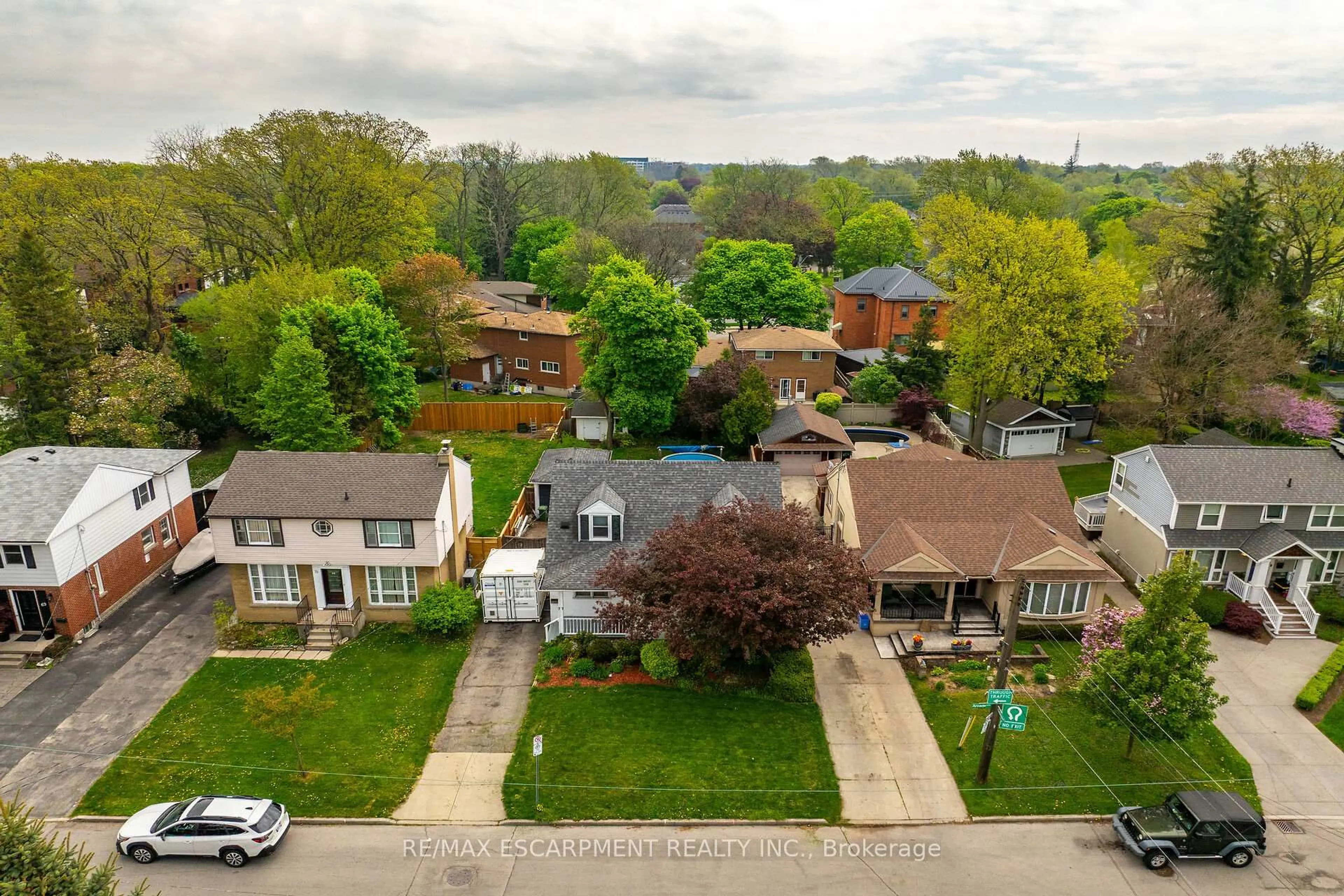 A pic from outside/outdoor area/front of a property/back of a property/a pic from drone, street for 77 ARCADE Cres, Hamilton Ontario L9C 3J1