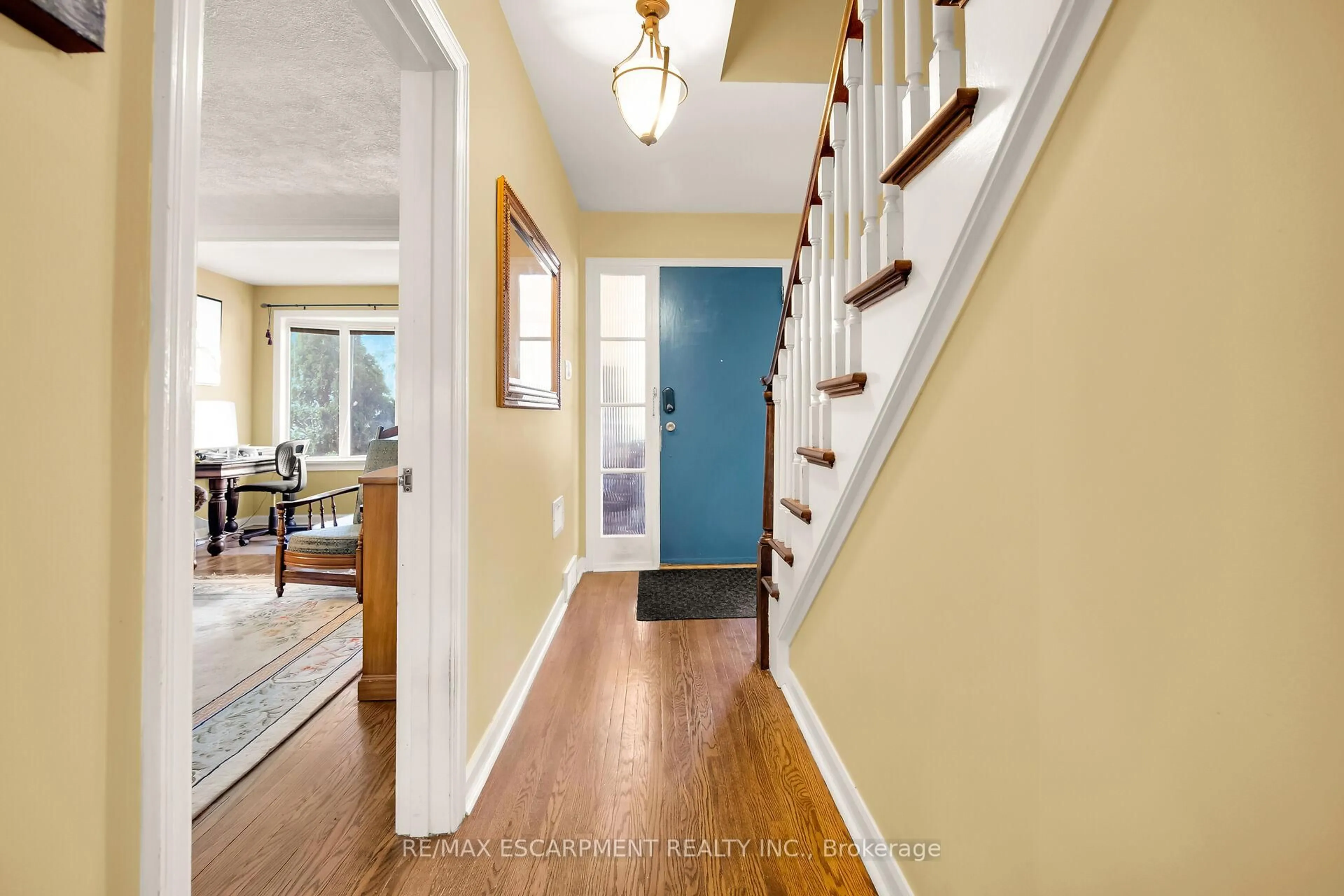 Indoor entryway for 77 ARCADE Cres, Hamilton Ontario L9C 3J1