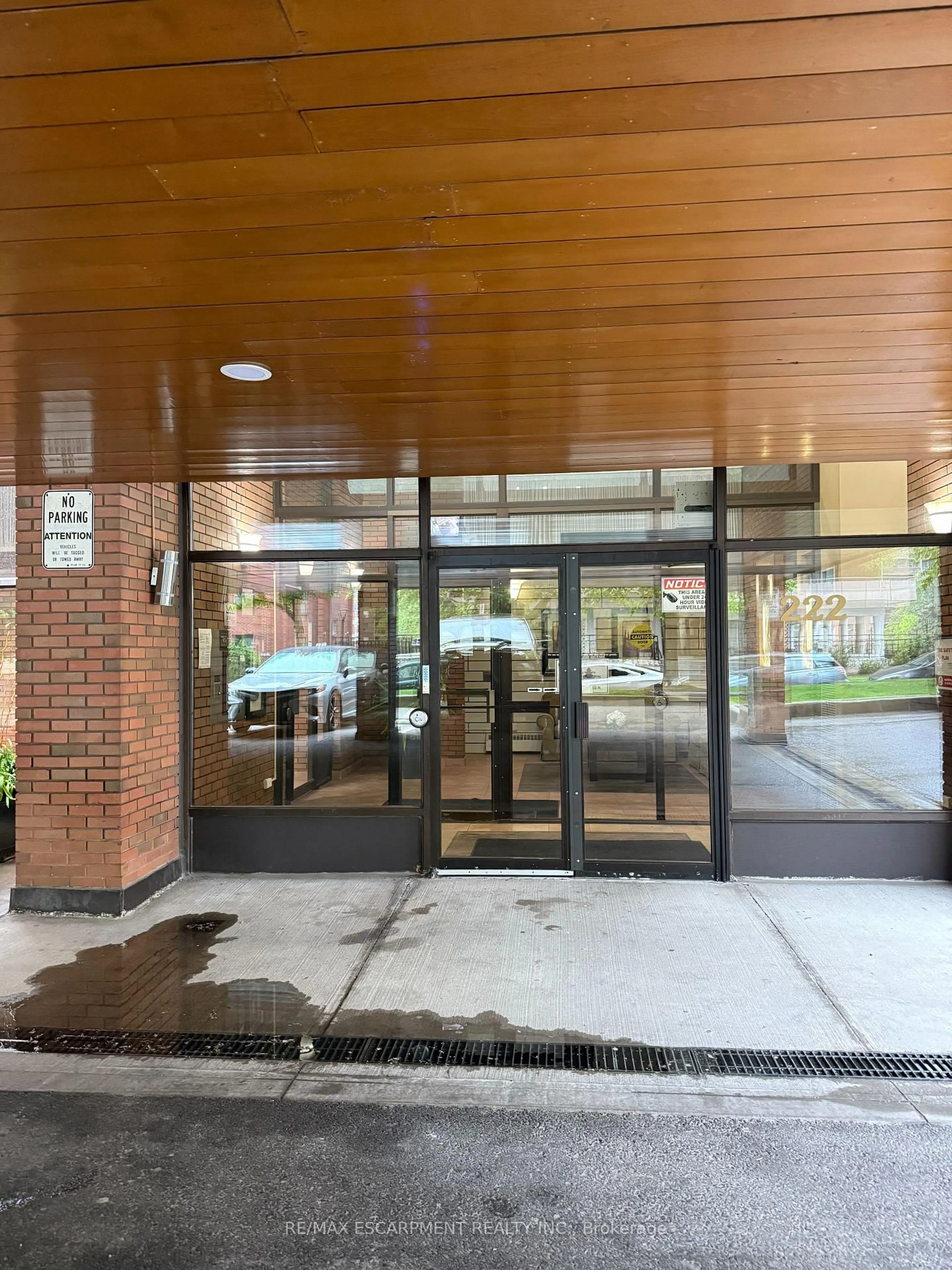 Indoor foyer for 222 Jackson St #1104, Hamilton Ontario L8P 4S5