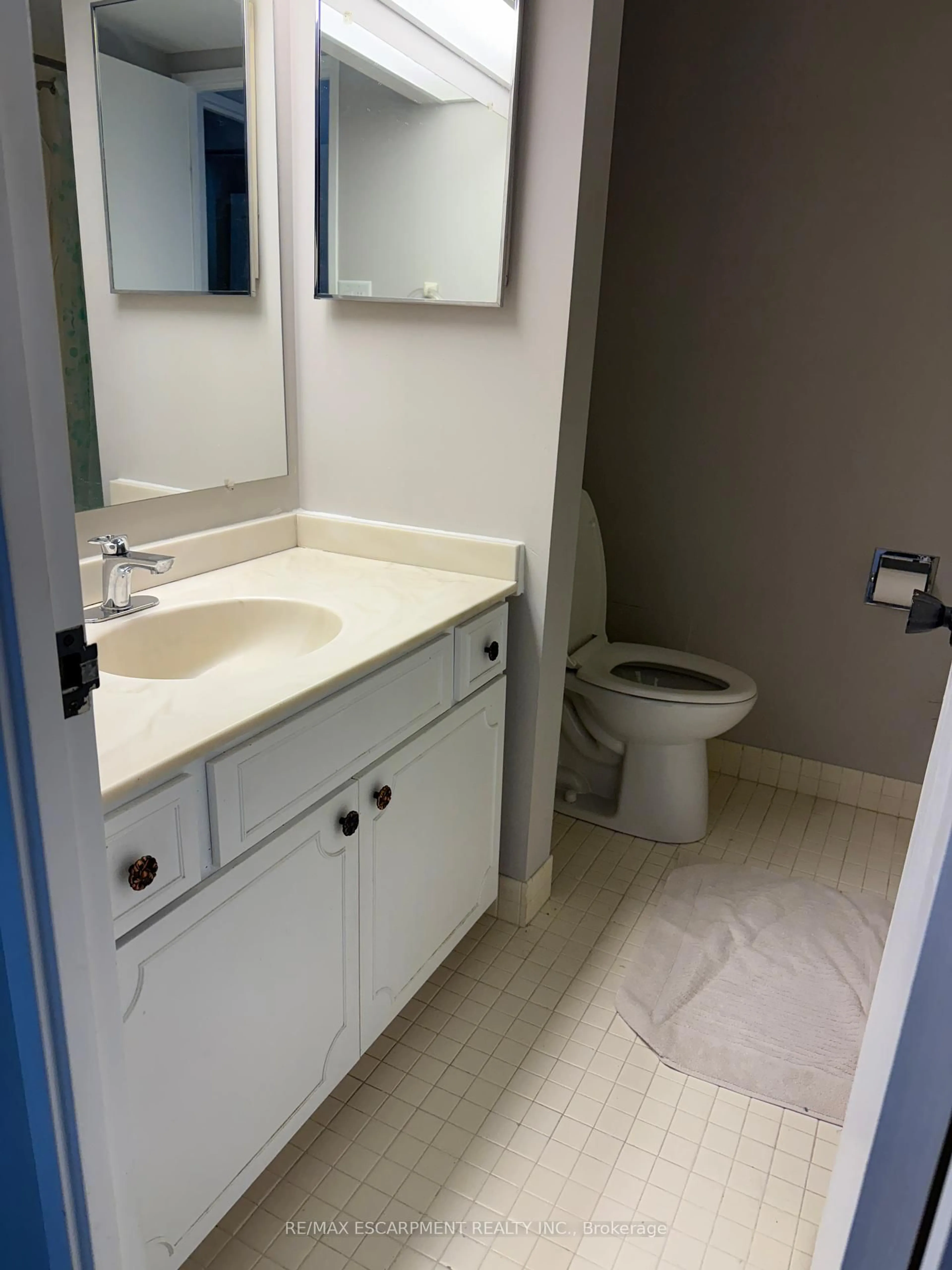 Standard bathroom, ceramic/tile floor for 222 Jackson St #1104, Hamilton Ontario L8P 4S5