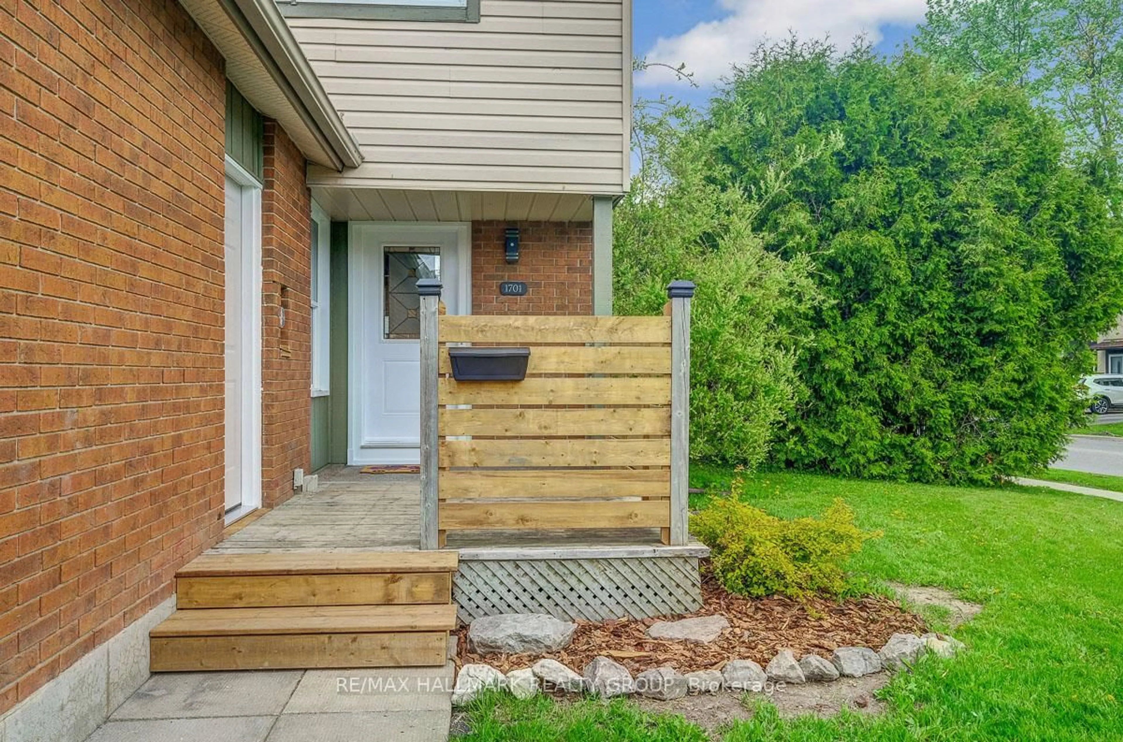 Patio, street for 1701 Lafrance Dr, Ottawa Ontario K1E 2L7