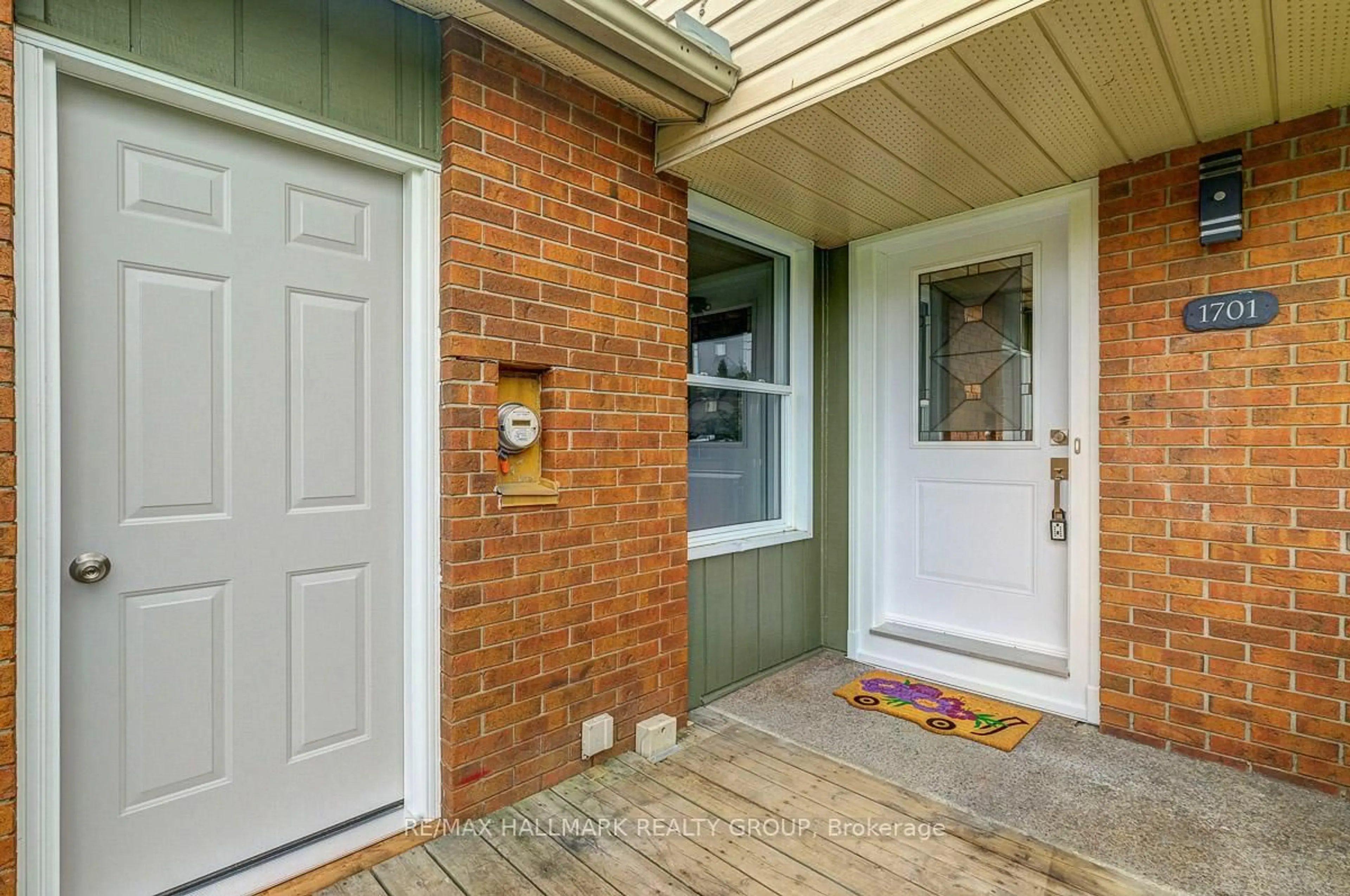 Indoor entryway for 1701 Lafrance Dr, Ottawa Ontario K1E 2L7