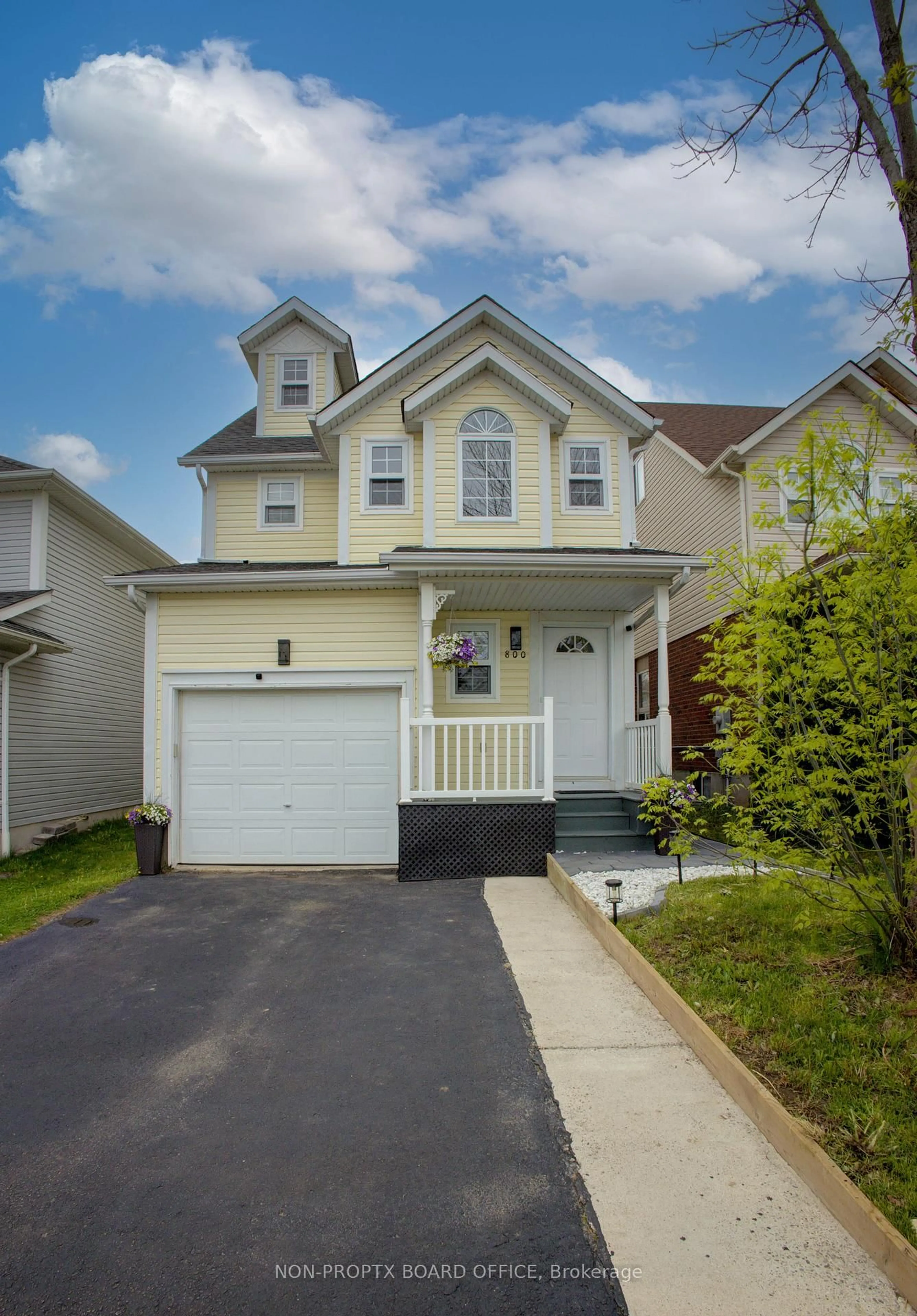 Home with vinyl exterior material, street for 800 Butternut Ave, Waterloo Ontario N2V 2M3