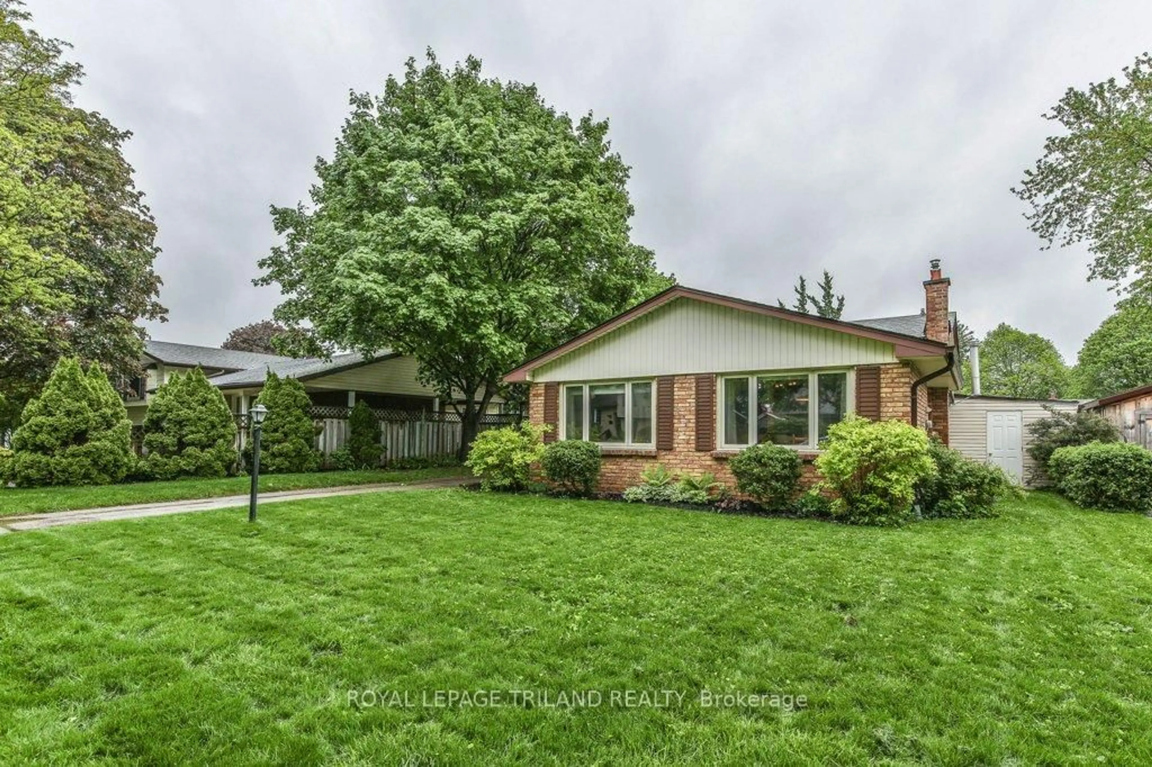 A pic from outside/outdoor area/front of a property/back of a property/a pic from drone, street for 44 TWEED Cres, London North Ontario N5X 1Z4