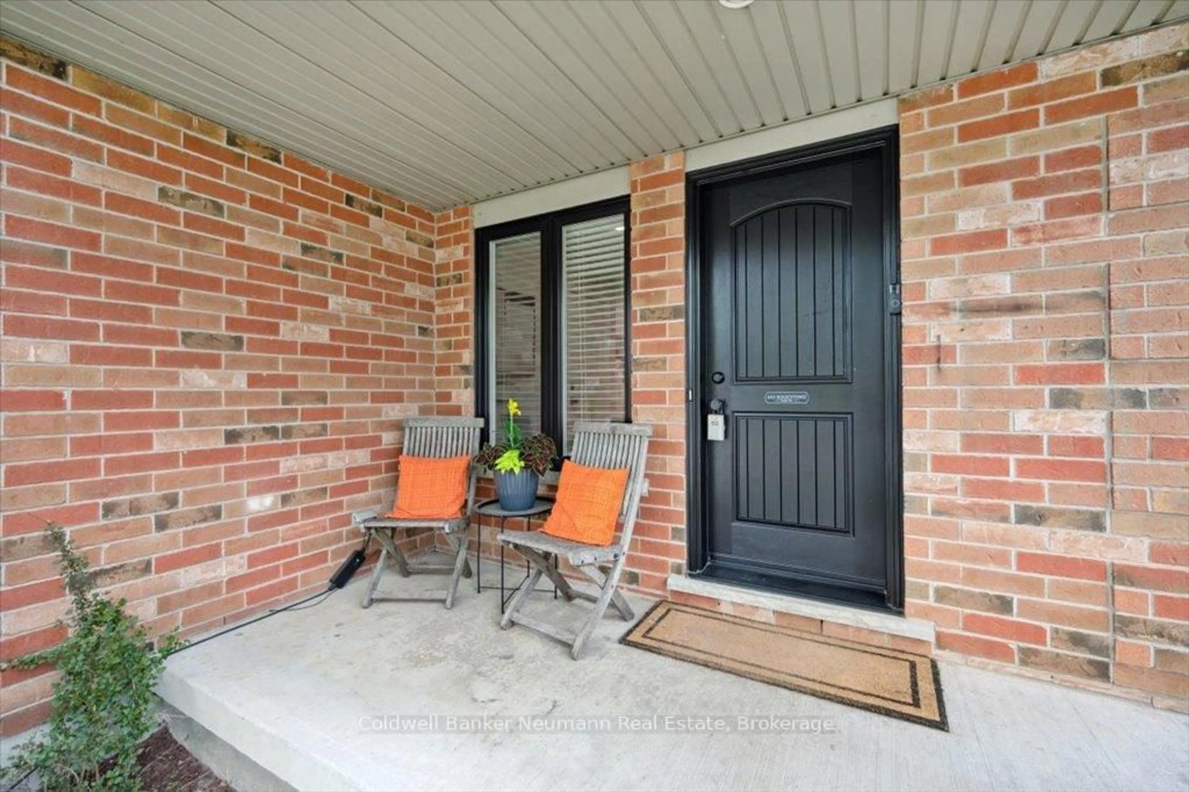Patio, street for 25 Hayward Cres, Guelph Ontario N1G 5A4
