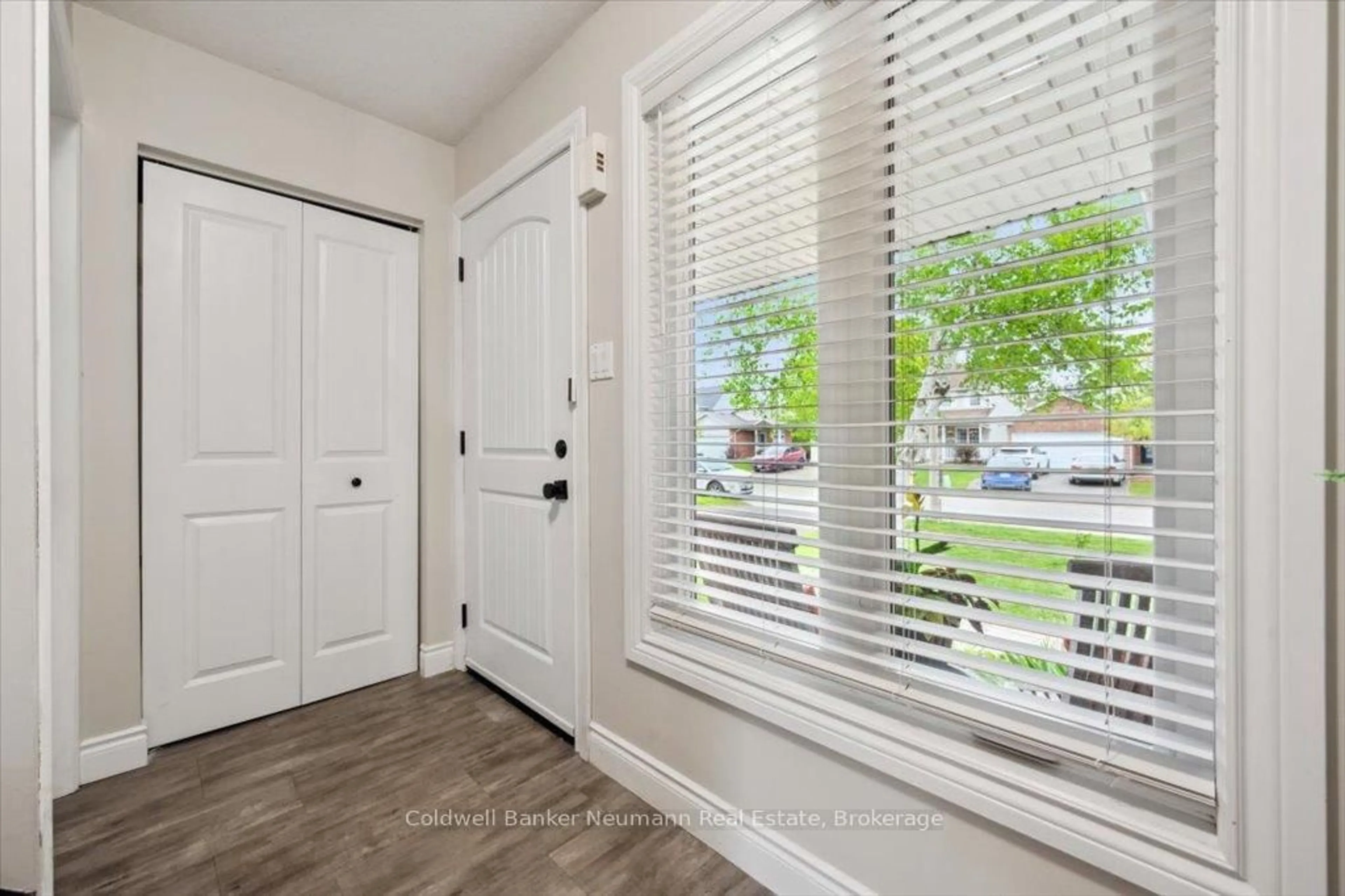 Indoor entryway for 25 Hayward Cres, Guelph Ontario N1G 5A4