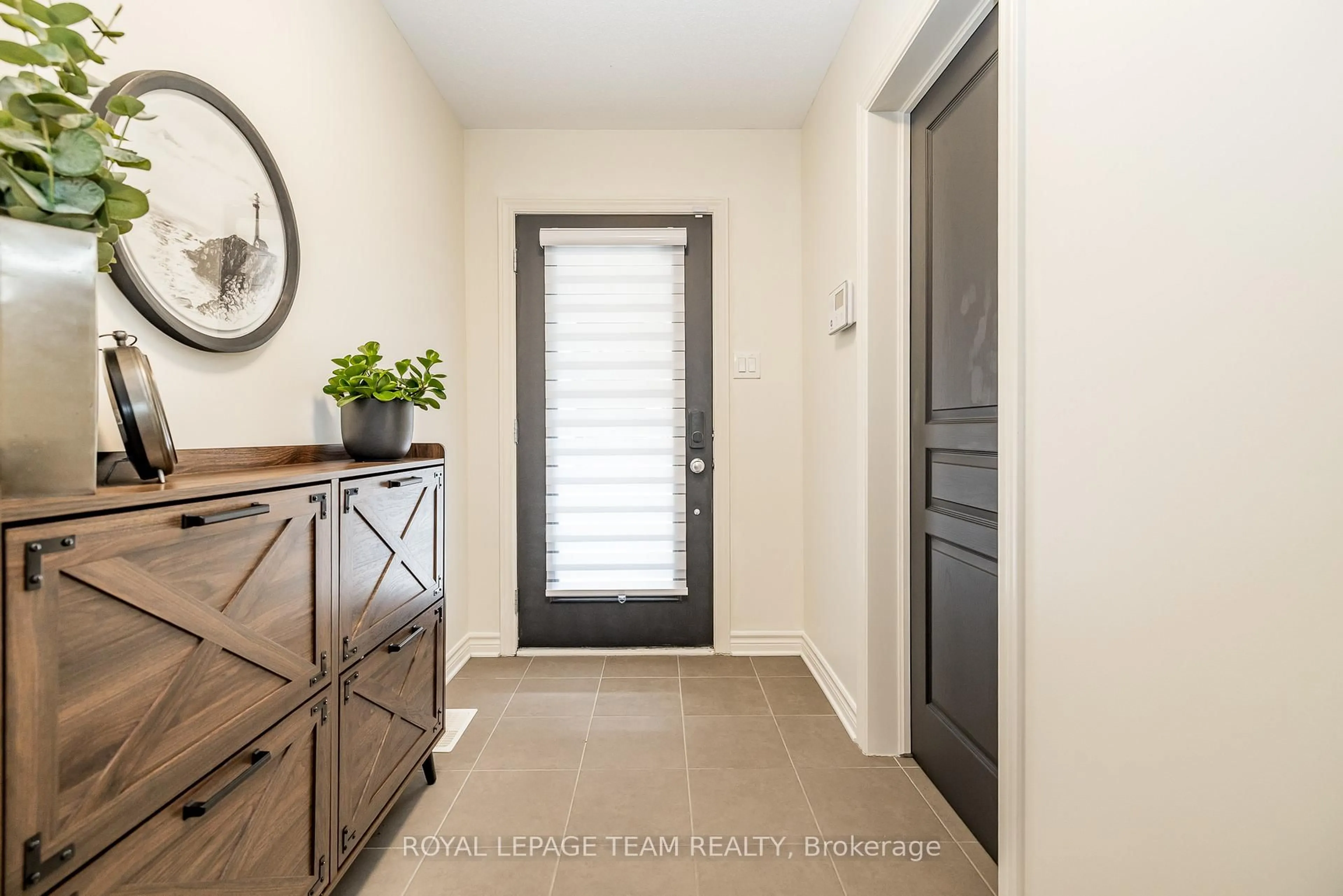 Indoor entryway for 80 Stockholm Private, Ottawa Ontario K4M 0G9