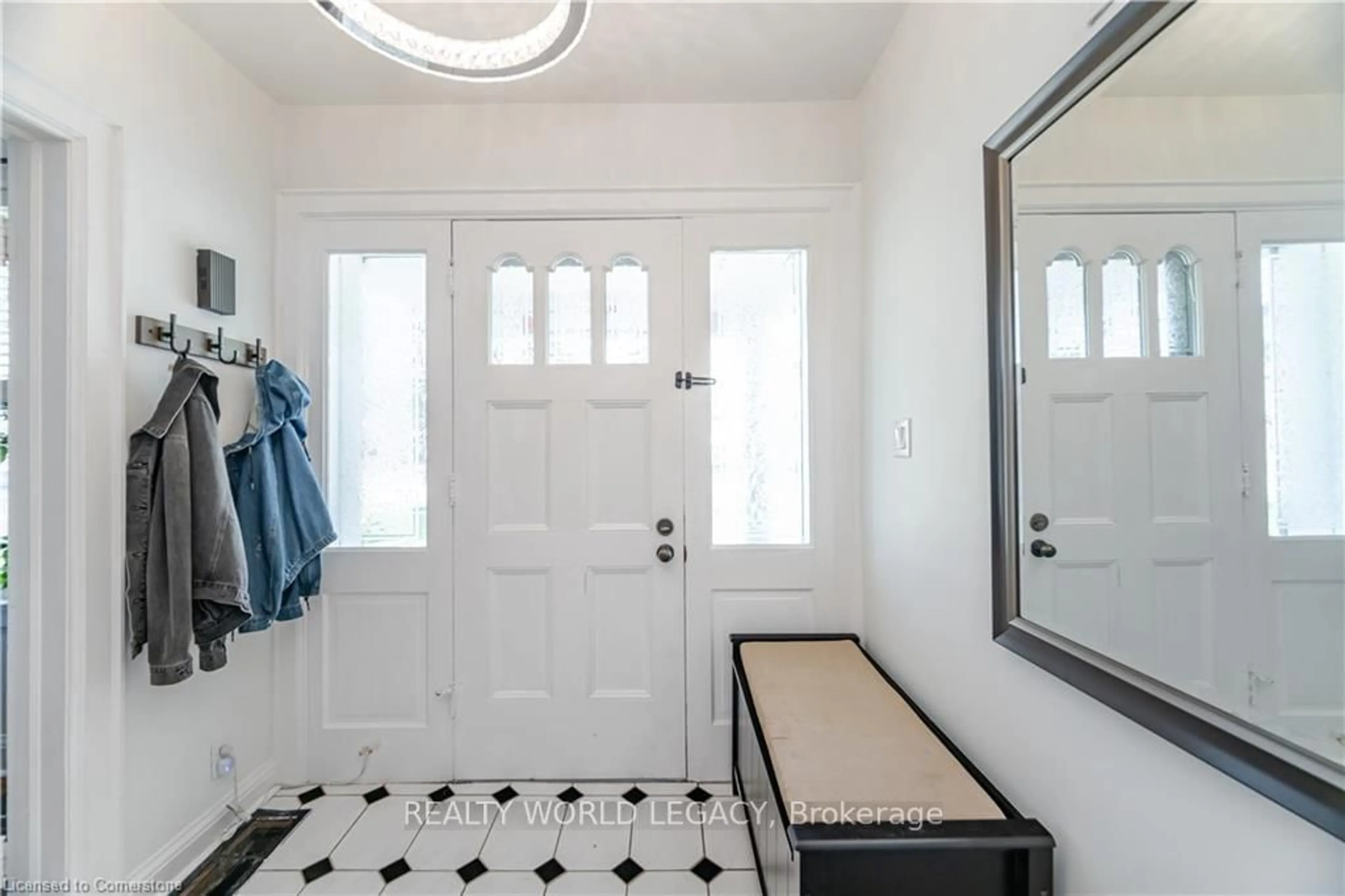 Indoor entryway for 305 Main St, Cambridge Ontario N1R 1Y2