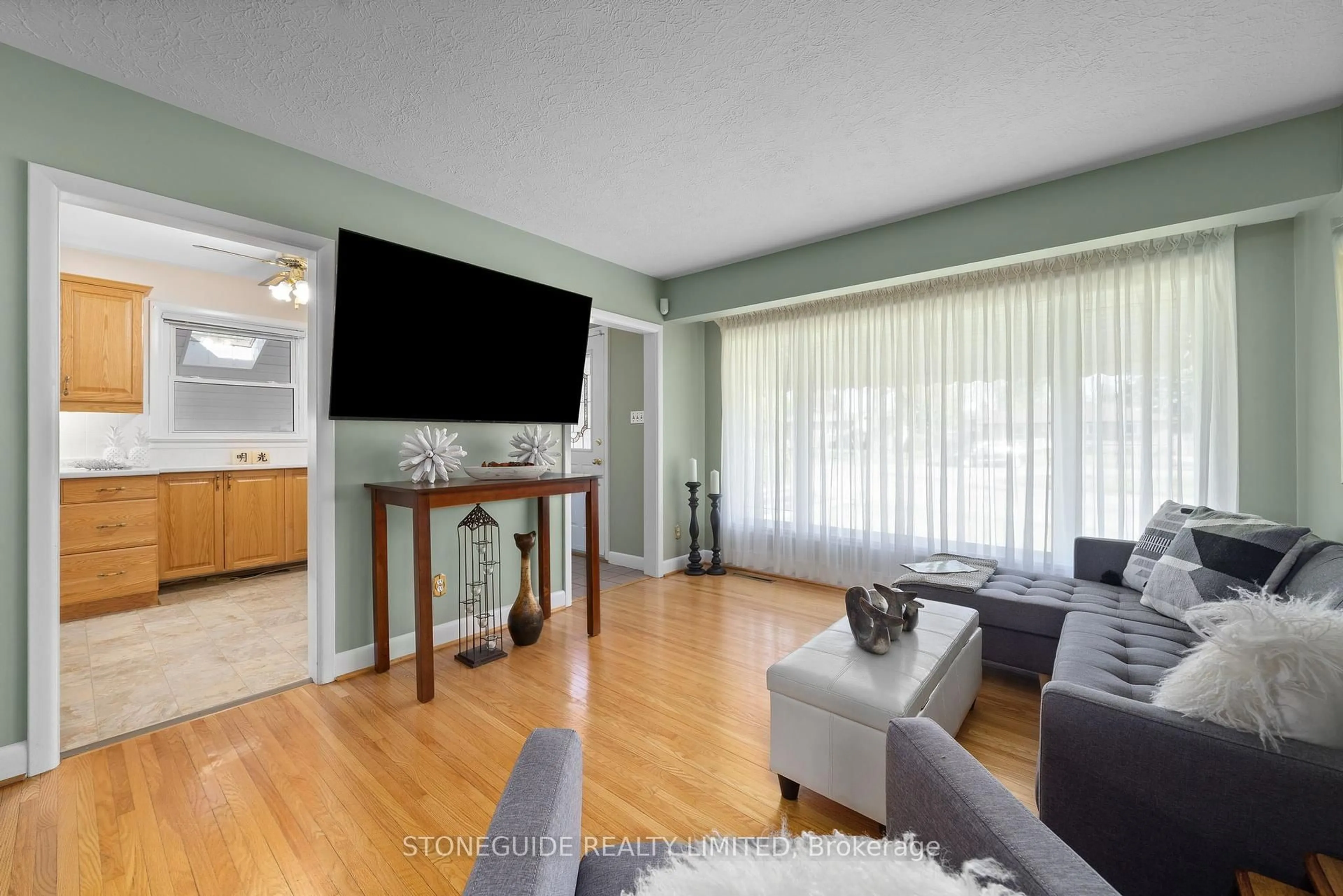 Living room with furniture, wood/laminate floor for 5 Armour Crt, Kawartha Lakes Ontario K9V 1N9