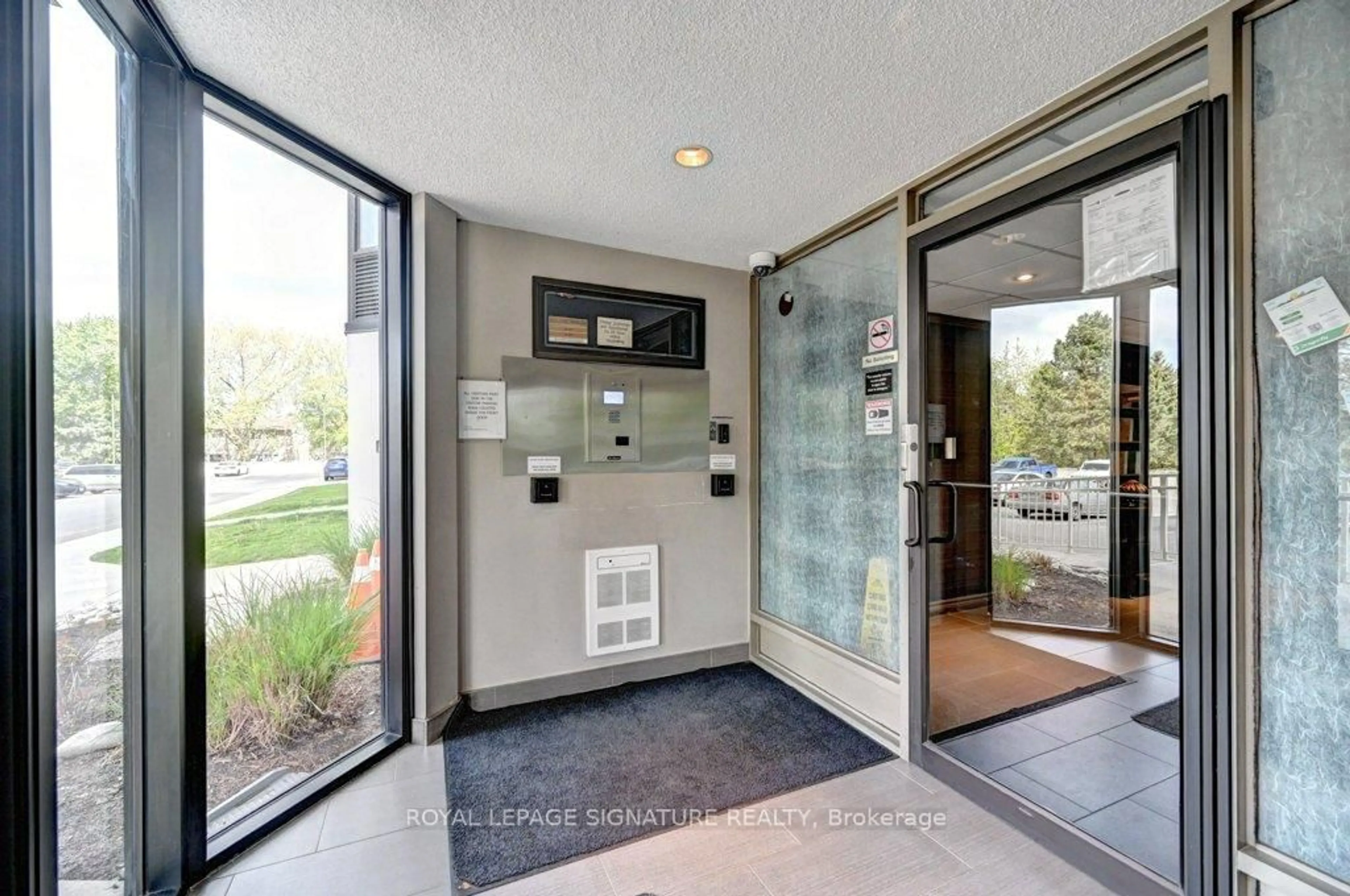 Indoor entryway for 35 Green Valley Dr #1214, Kitchener Ontario N2P 2A5