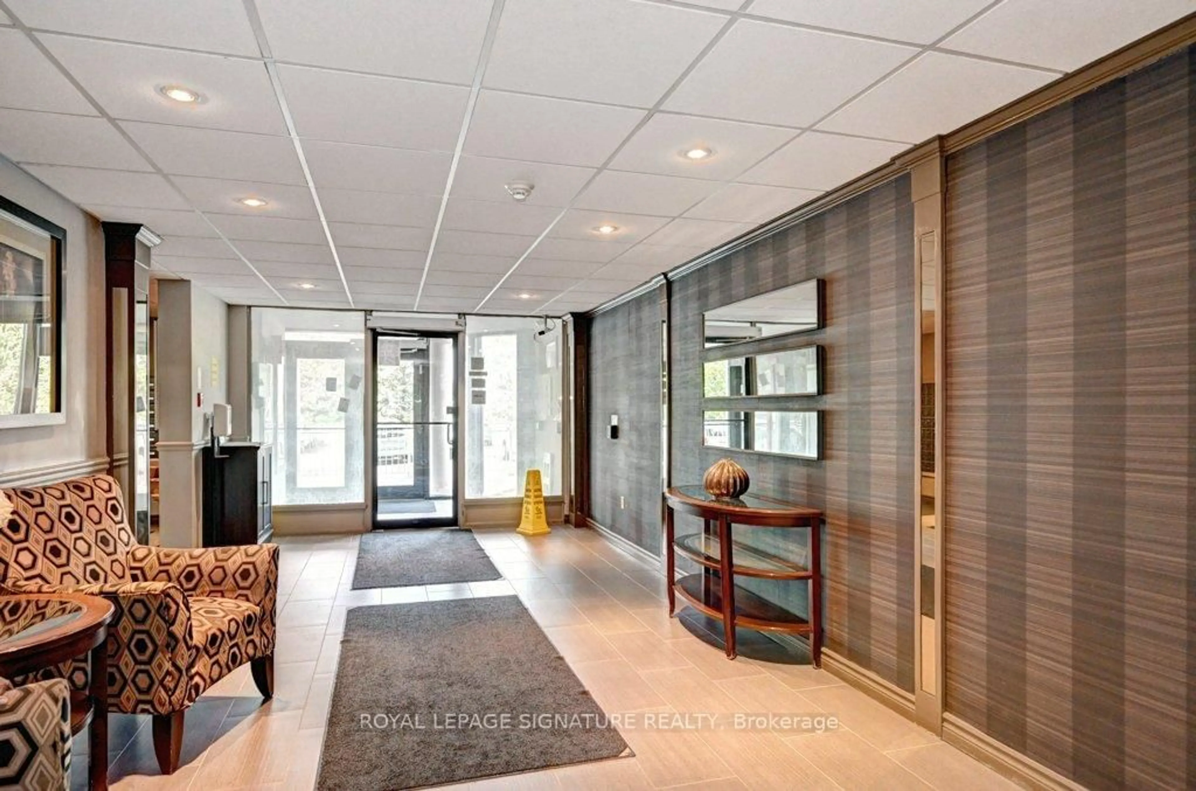 Indoor foyer for 35 Green Valley Dr #1214, Kitchener Ontario N2P 2A5