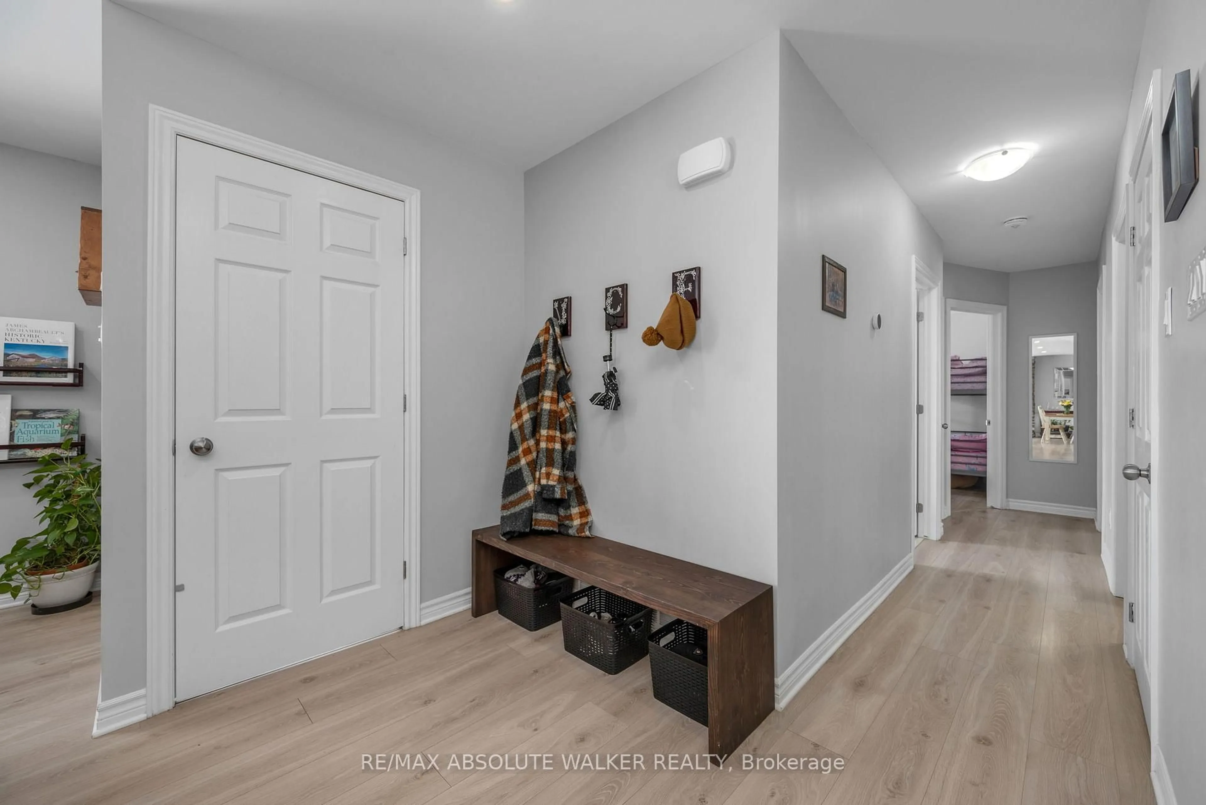 Indoor entryway for 2477 Merivale Rd, Ottawa Ontario K2C 3H1