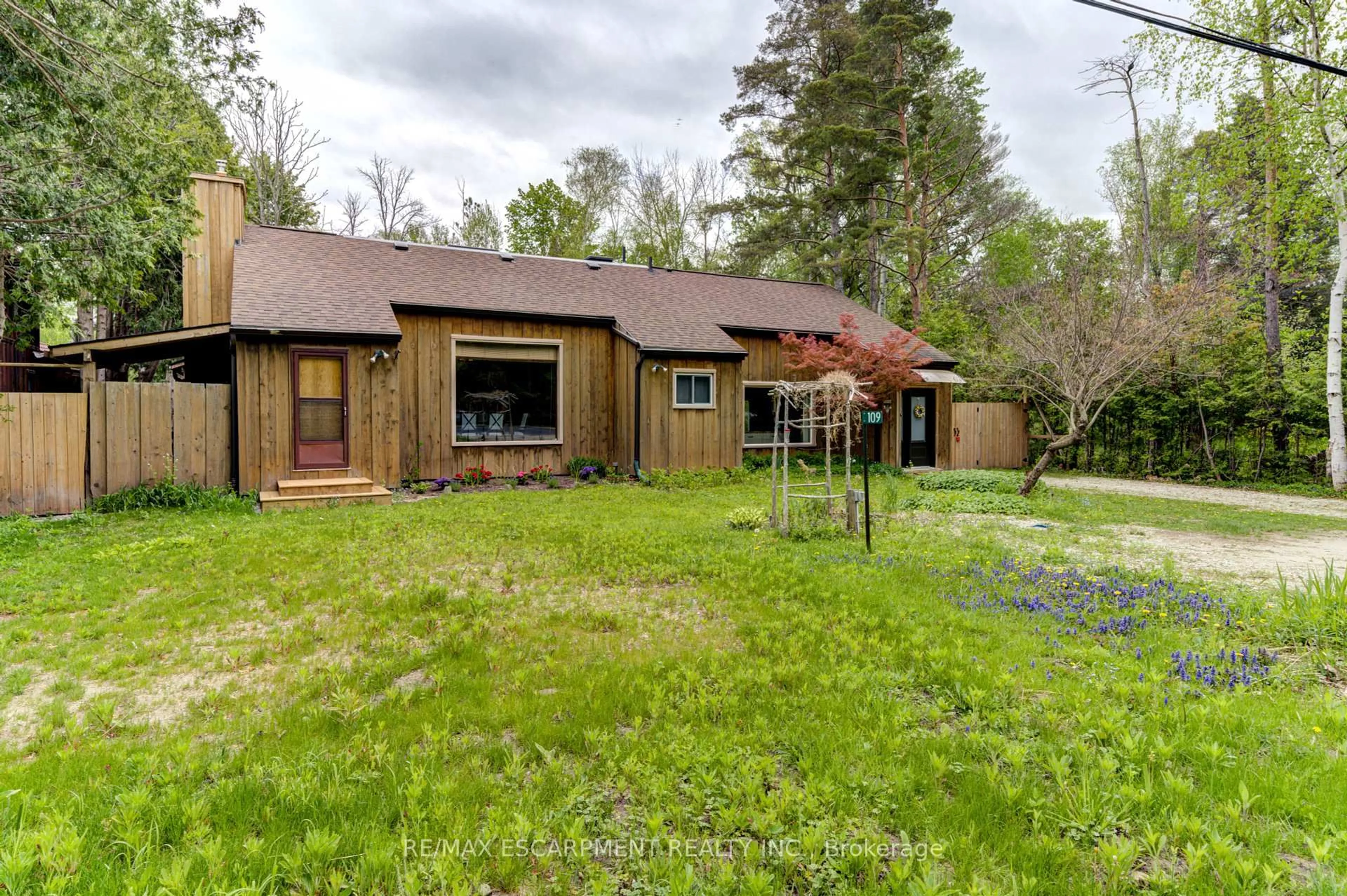 A pic from outside/outdoor area/front of a property/back of a property/a pic from drone, unknown for 109 Hope St, Blue Mountains Ontario L9Y 0L1