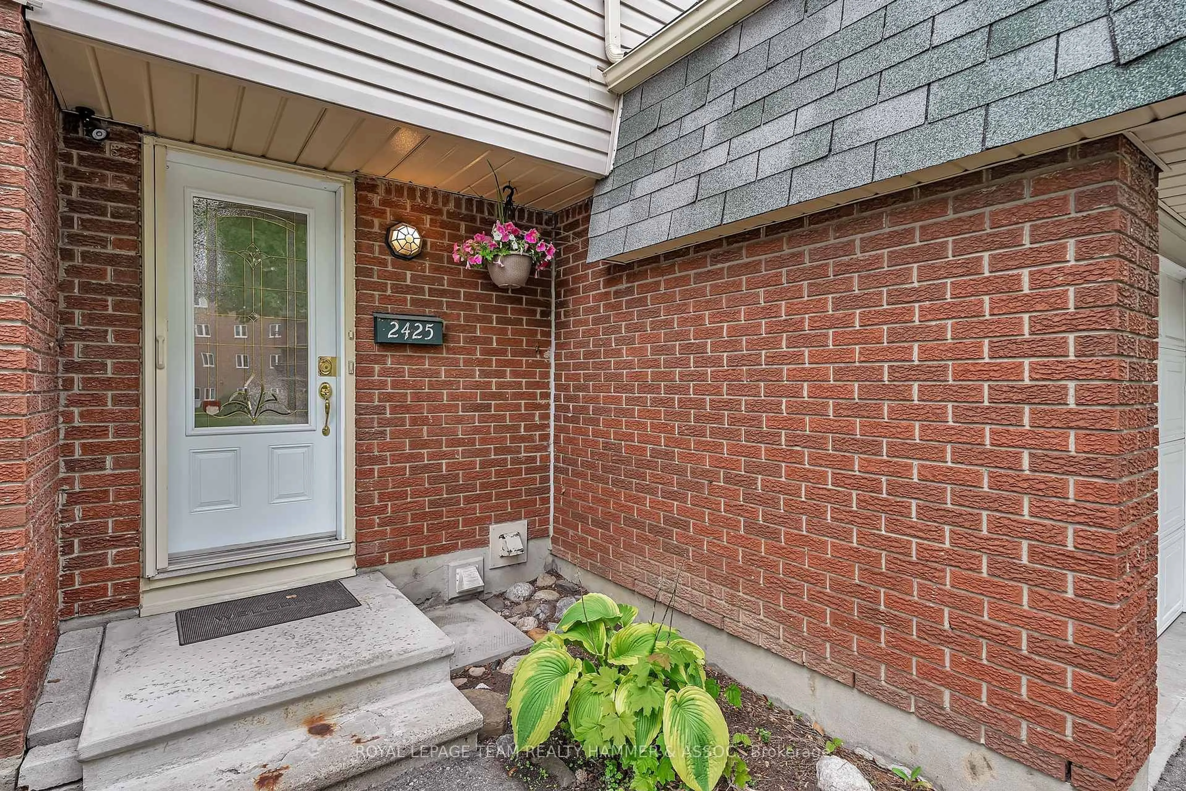 Indoor entryway for 2425 Southvale Cres #65, Ottawa Ontario K1B 4T8