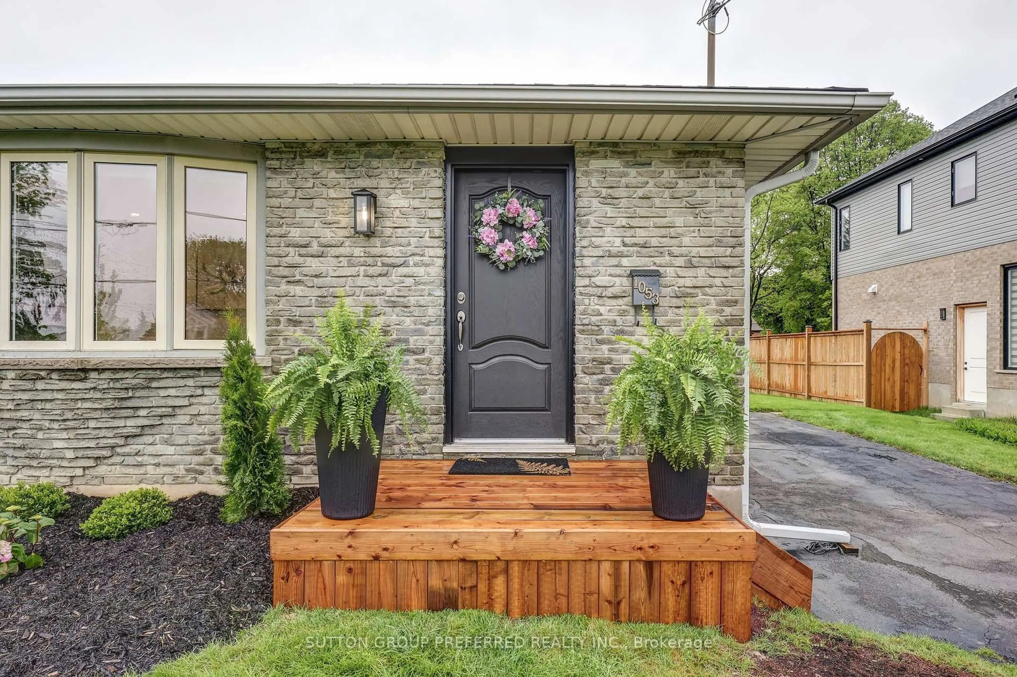 Indoor entryway for 1053 Willow Dr, London South Ontario N6E 1P4