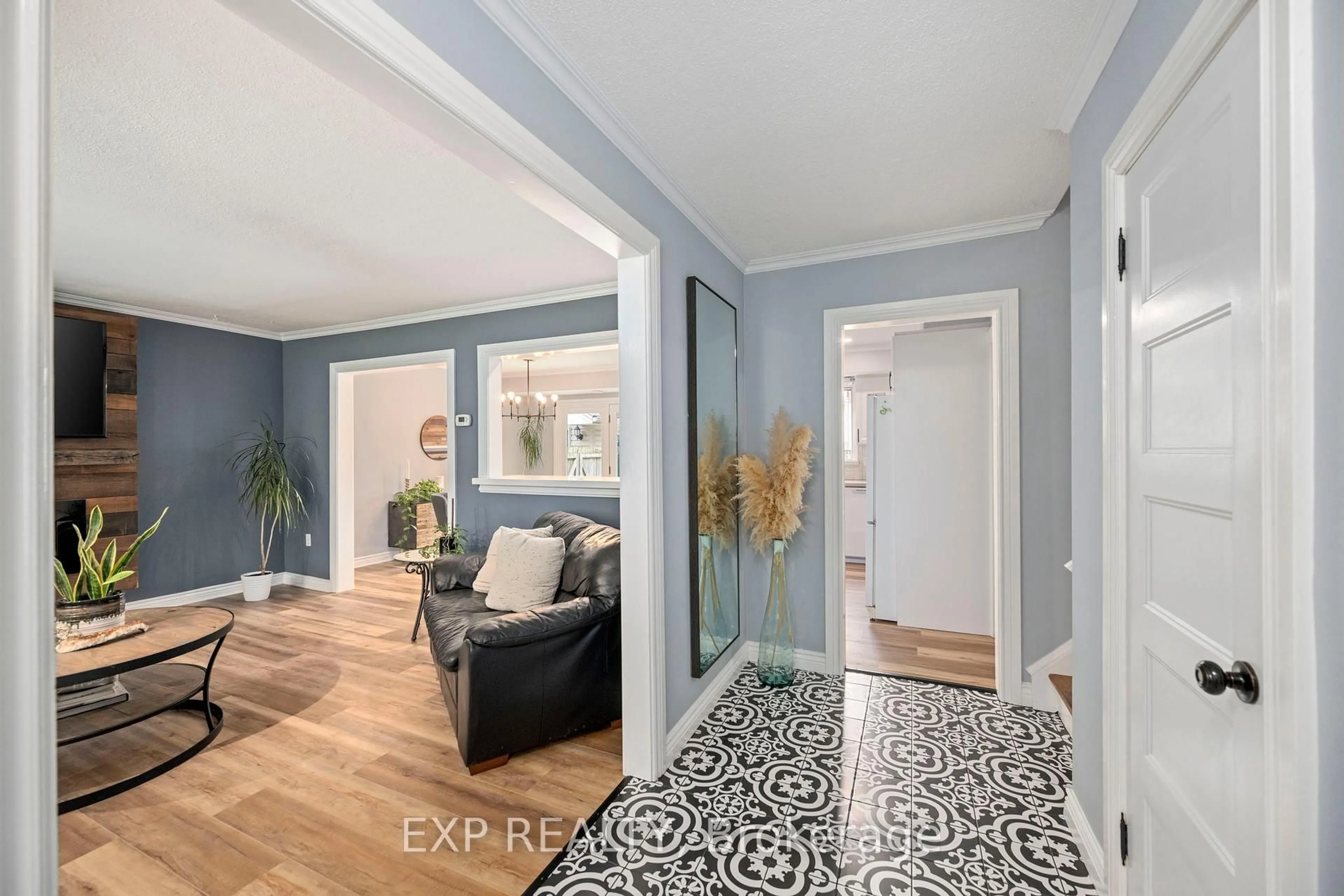 Indoor entryway for 691 Algoma Ave, London North Ontario N5X 1W4
