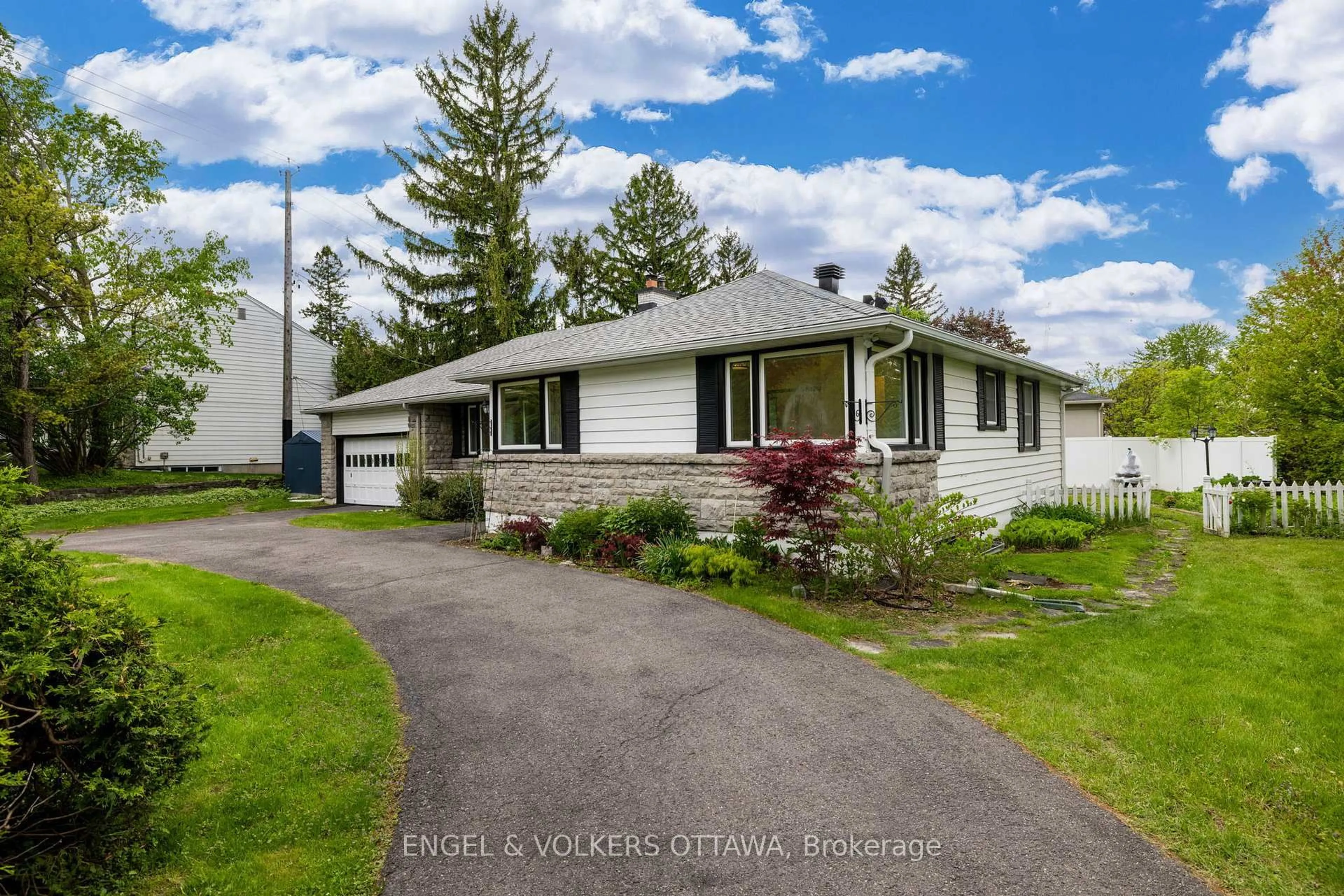 Home with vinyl exterior material, street for 1960 Alta Vista Dr, Ottawa Ontario K1H 7K8