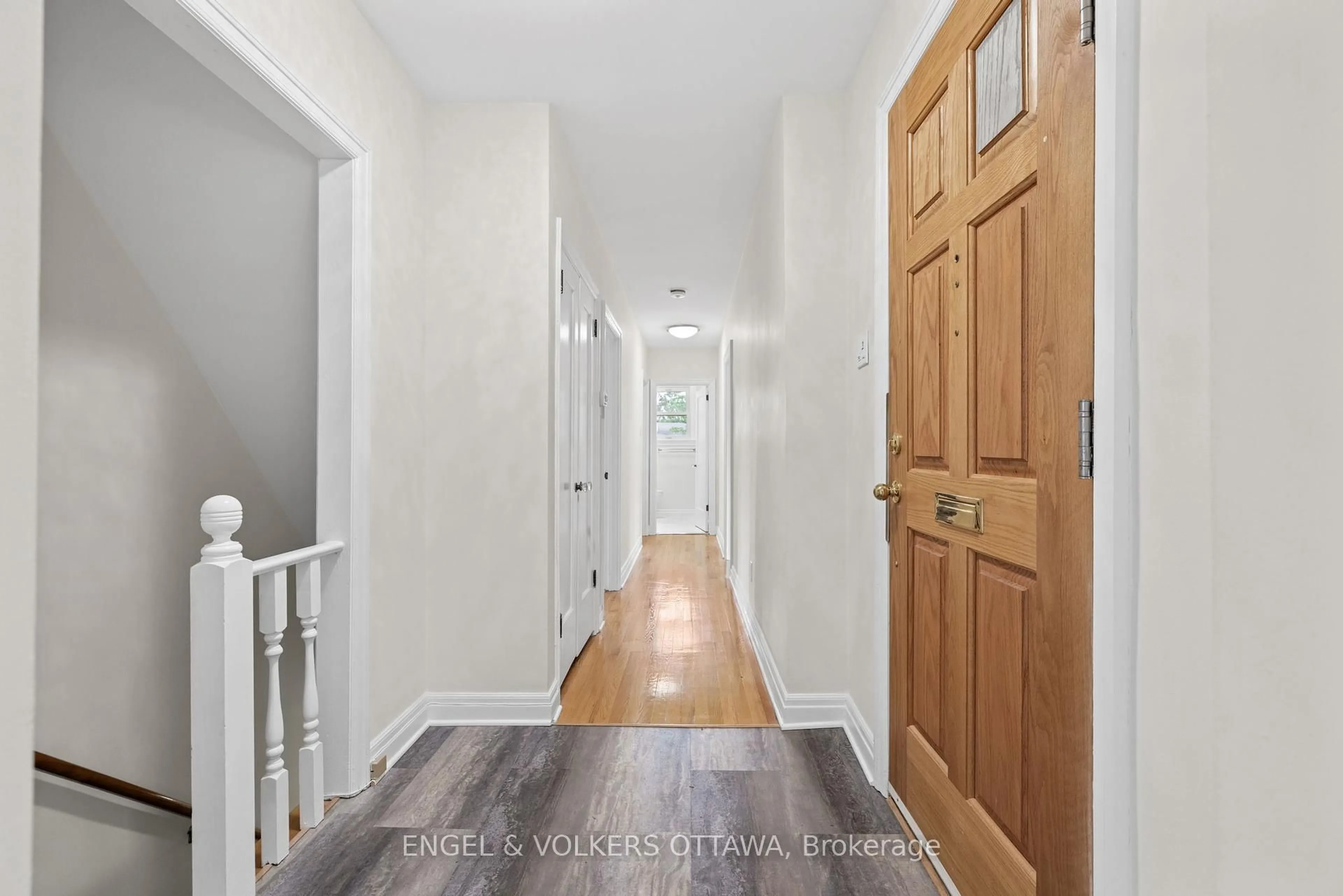 Indoor entryway for 1960 Alta Vista Dr, Ottawa Ontario K1H 7K8
