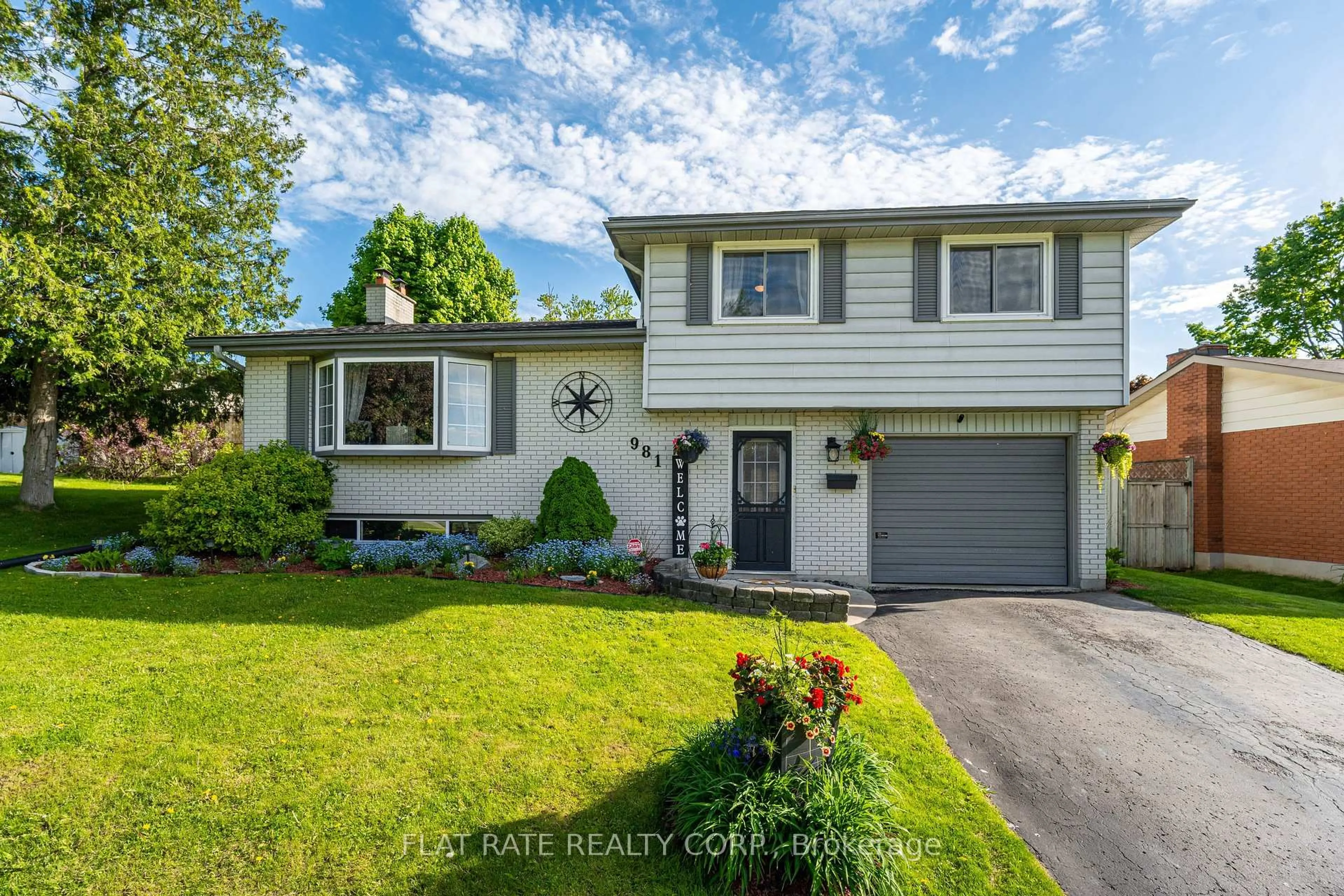 Home with vinyl exterior material, street for 981 SOUTHLAWN Dr, Peterborough South Ontario K9J 1G3