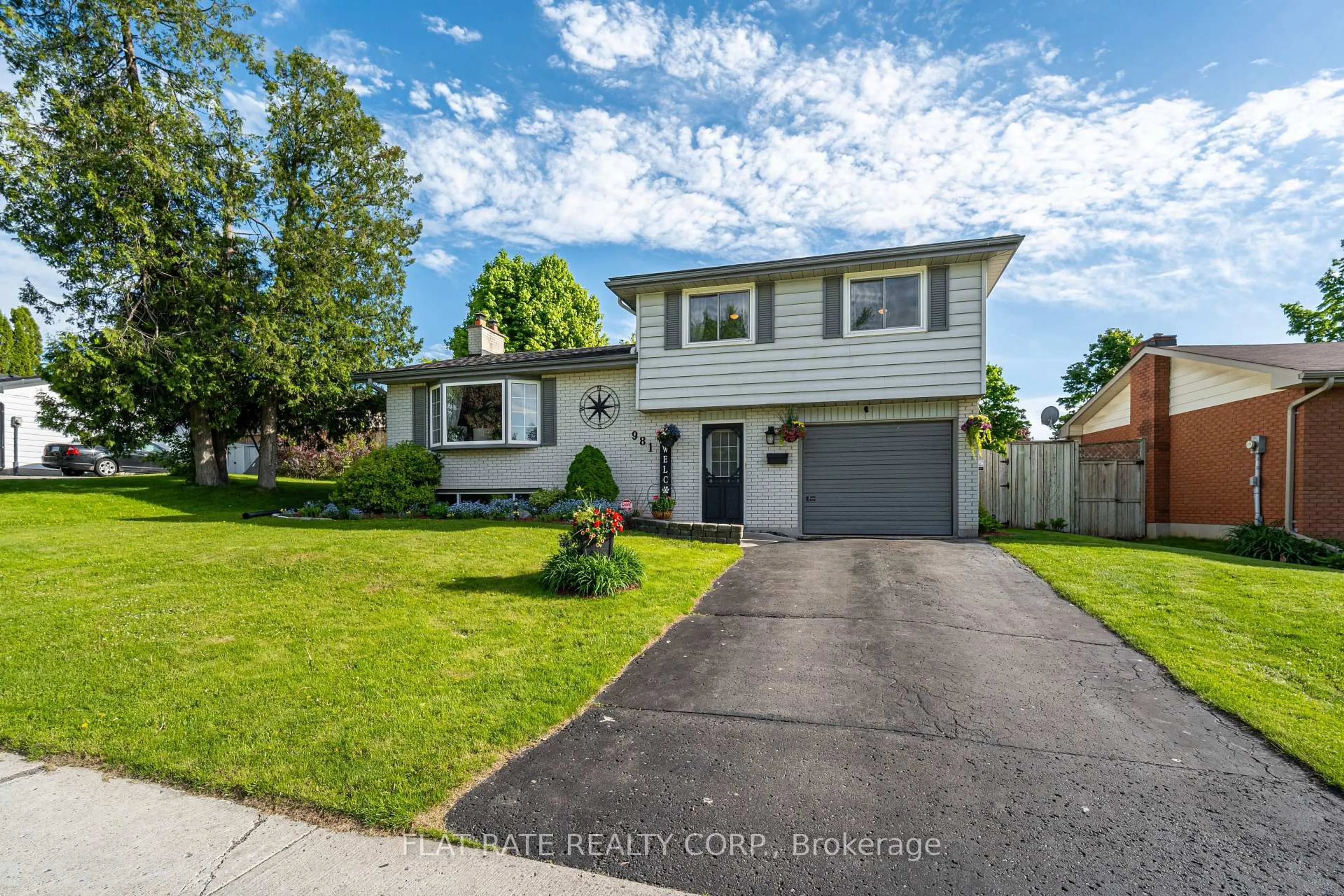 Home with vinyl exterior material, street for 981 SOUTHLAWN Dr, Peterborough South Ontario K9J 1G3
