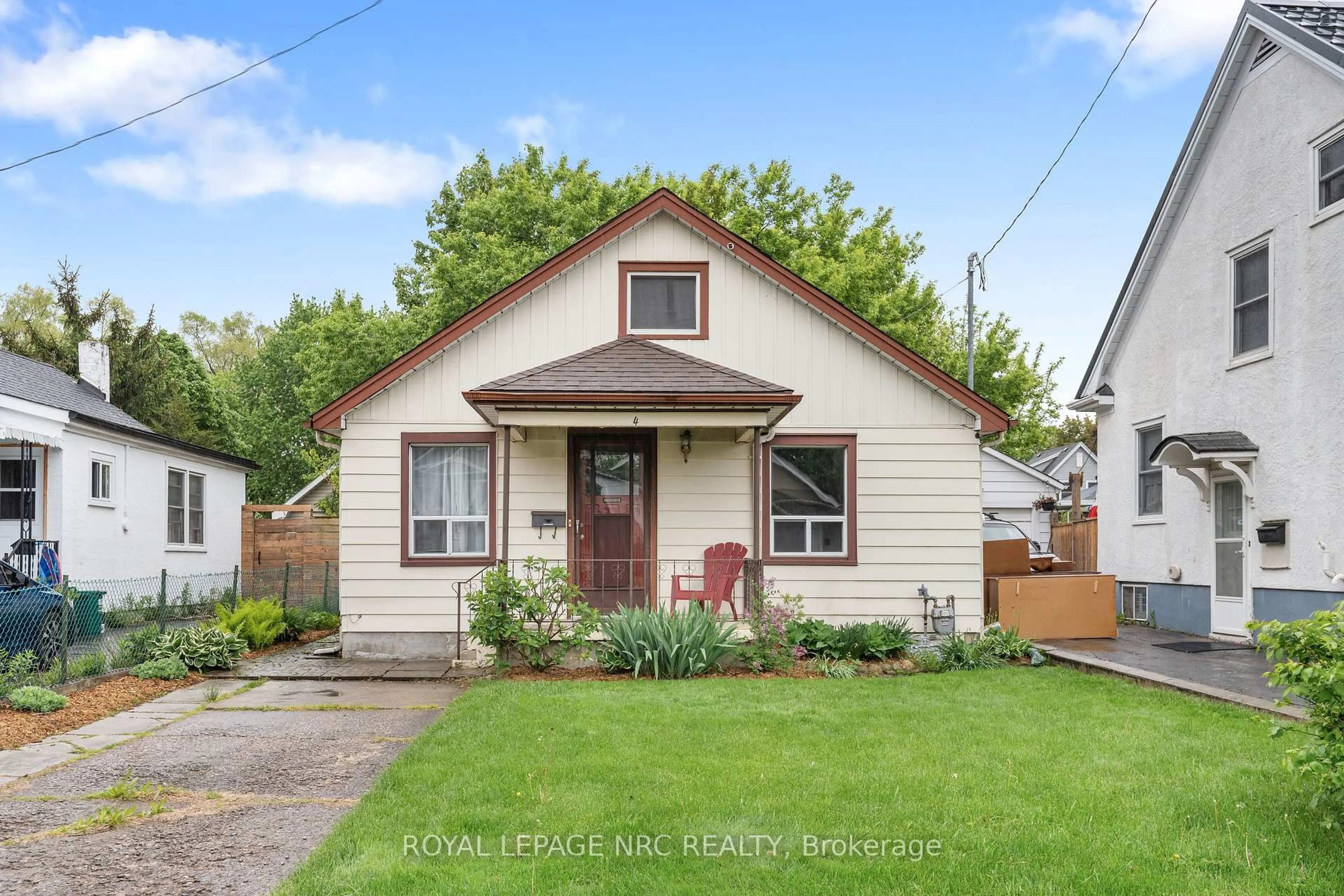 Home with vinyl exterior material, street for 4 Moote St, St. Catharines Ontario L2N 1B2