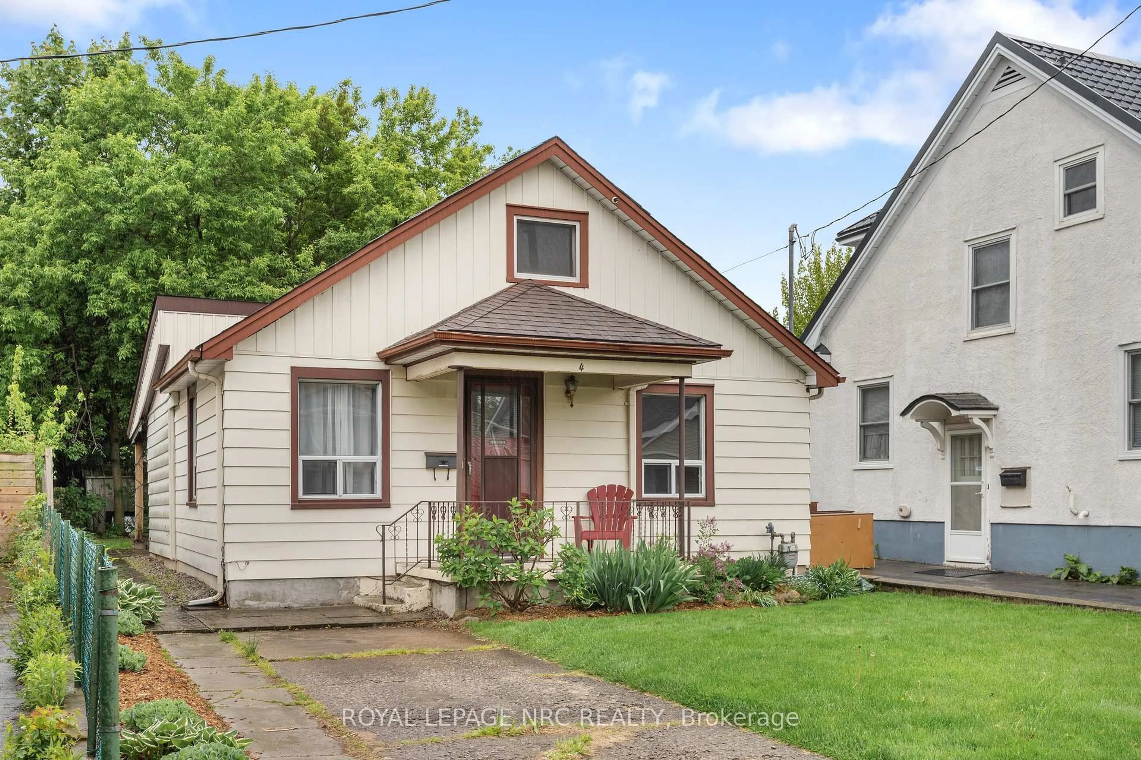 Home with vinyl exterior material, street for 4 Moote St, St. Catharines Ontario L2N 1B2
