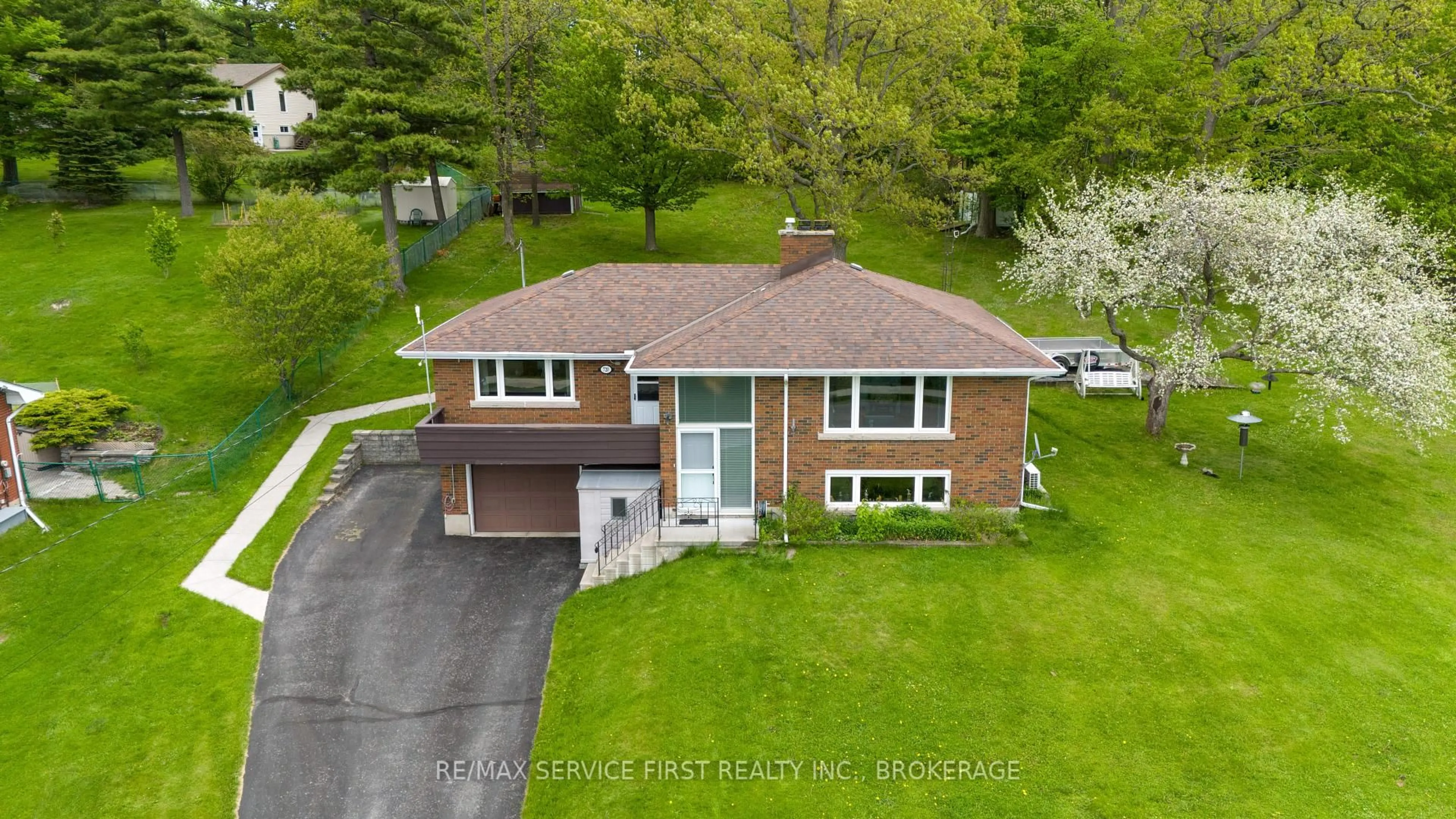 A pic from outside/outdoor area/front of a property/back of a property/a pic from drone, street for 720 MONA Dr, Kingston Ontario K7M 5C2