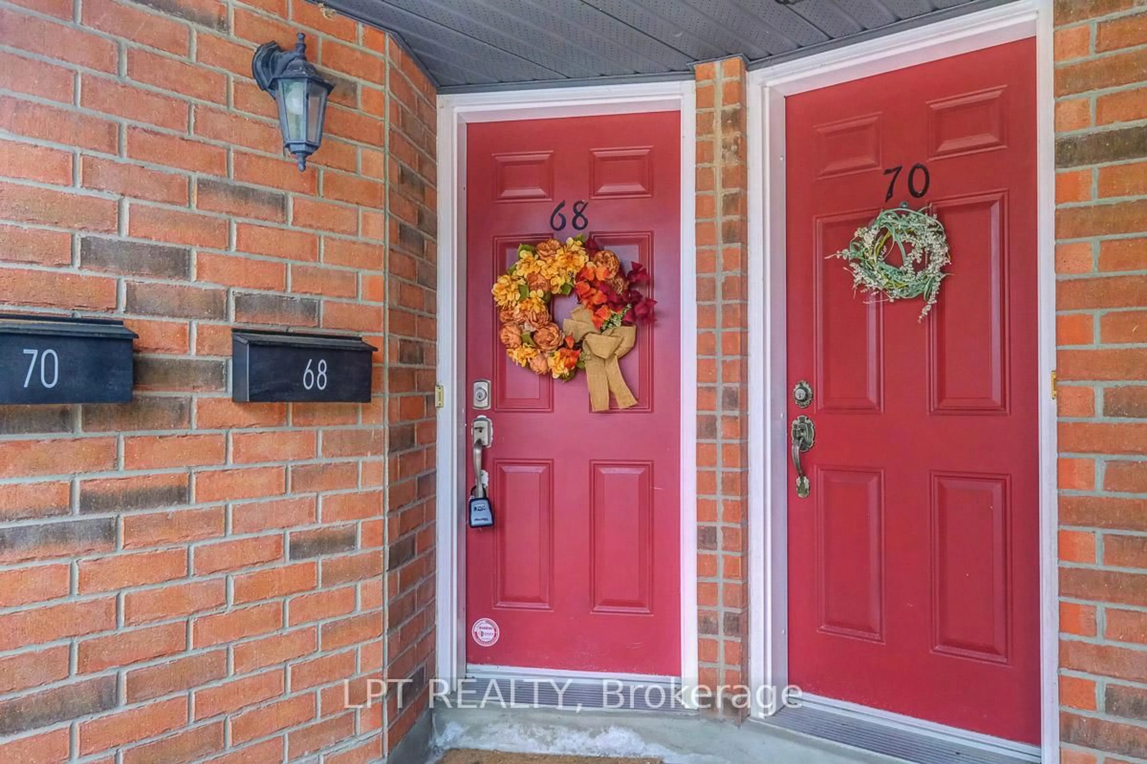 Indoor entryway for 68 Mayflower Private, Ottawa Ontario K2B 0A2