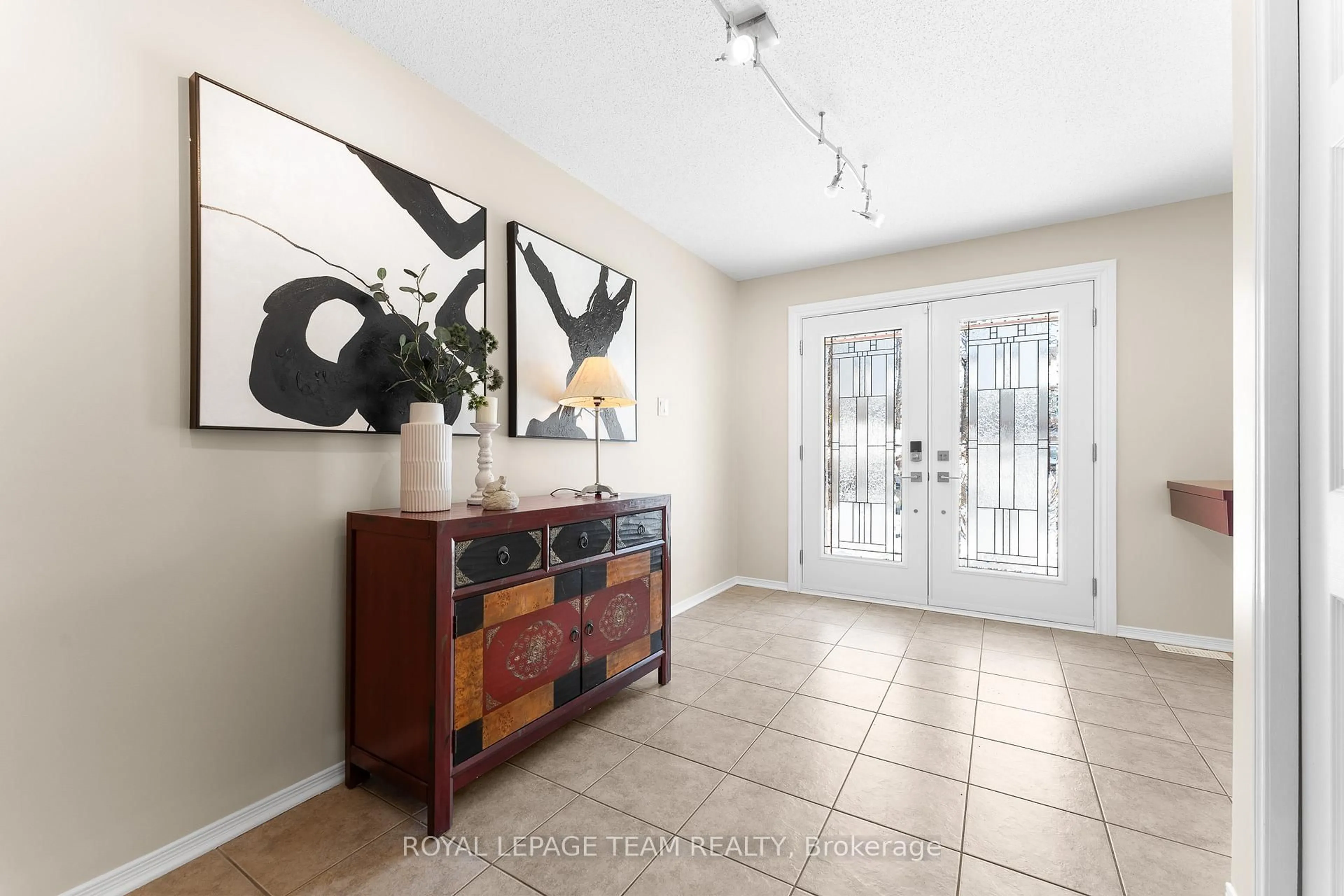 Indoor entryway for 136 Macassa Circ, Ottawa Ontario K2T 1J7