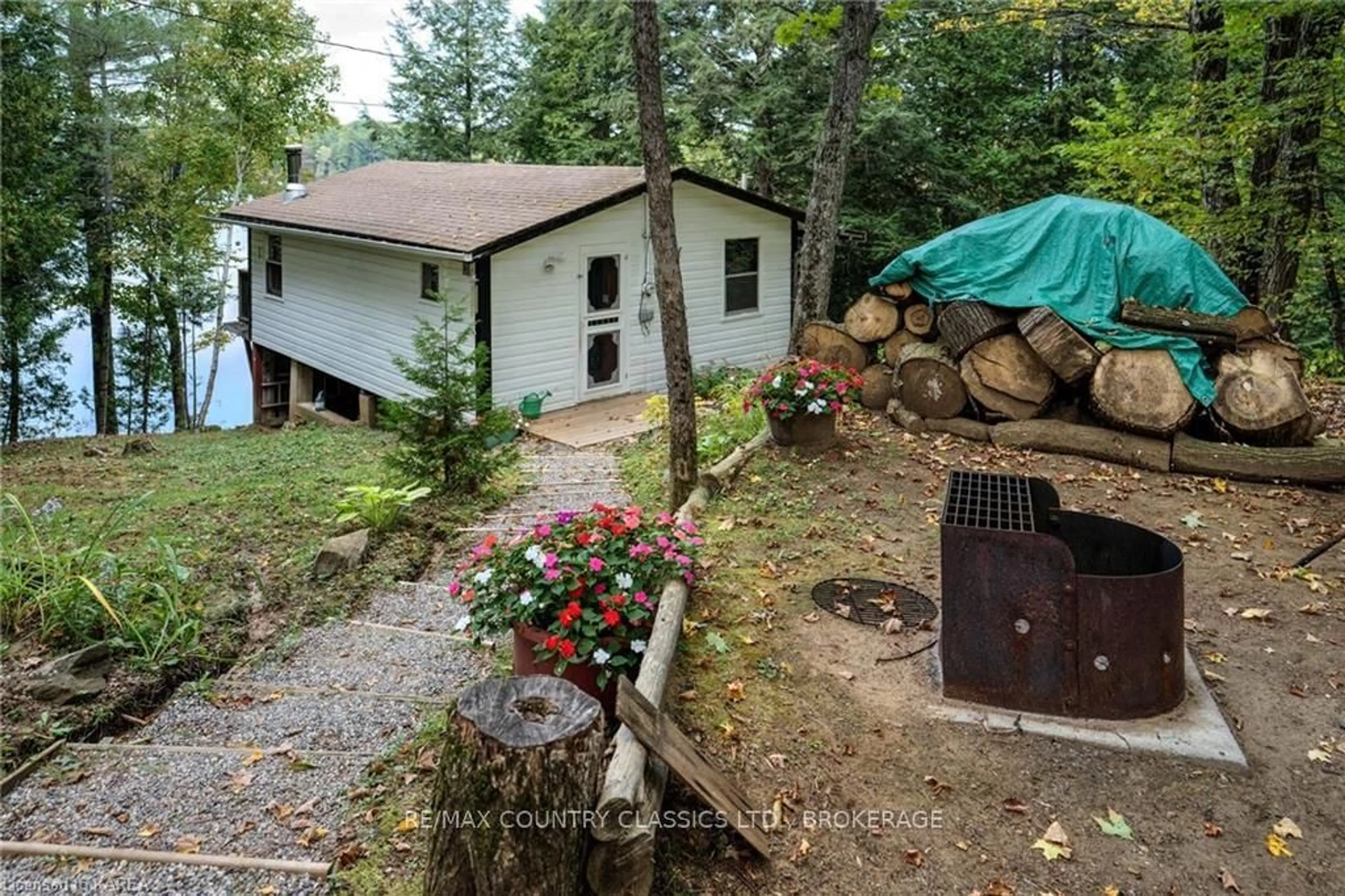 A pic from outside/outdoor area/front of a property/back of a property/a pic from drone, forest/trees view for 1054 EARL BAY Lane, Arden Ontario K0H 1B0