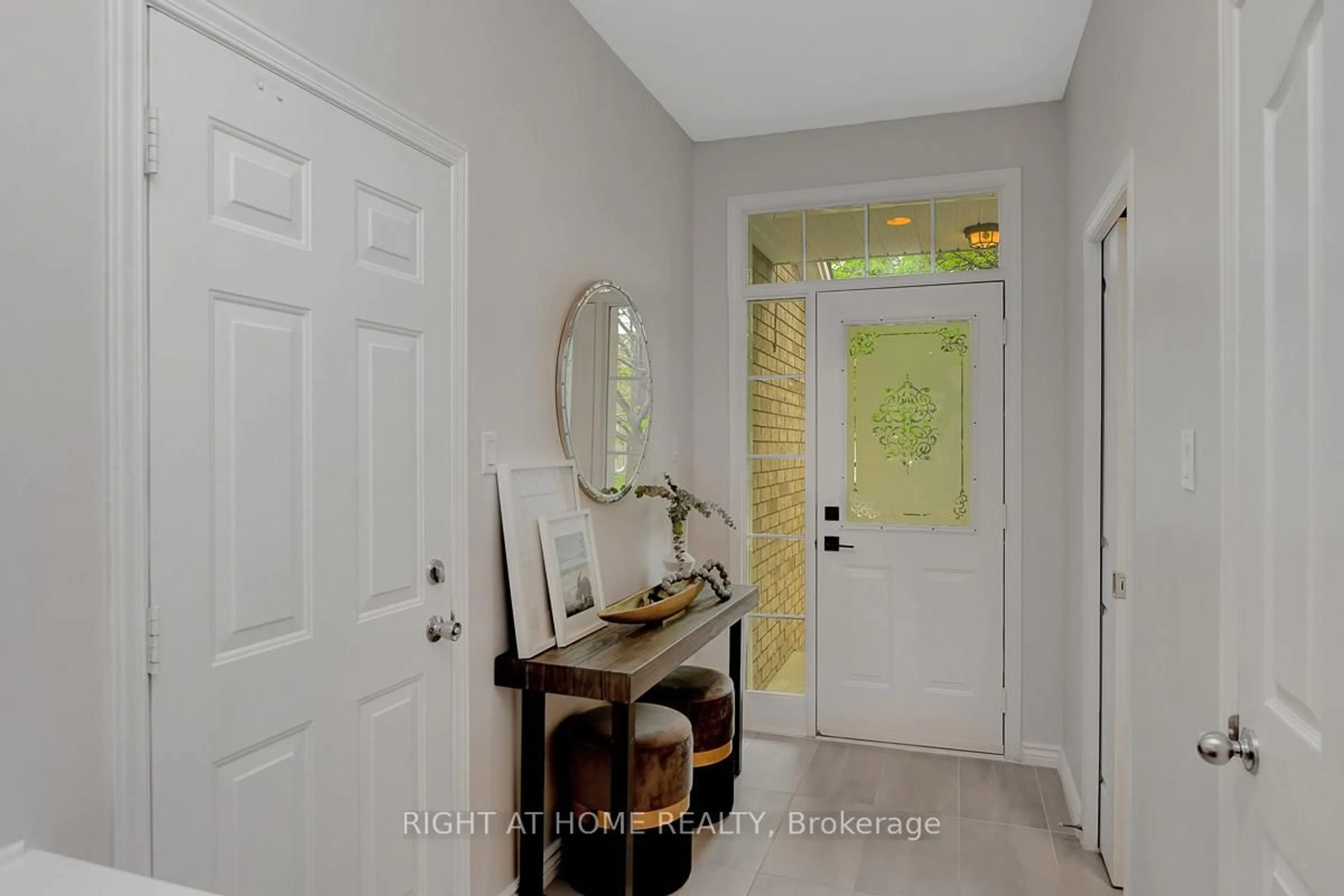 Indoor entryway for 31 Saddlesmith Circ, Ottawa Ontario K2M 2Y8