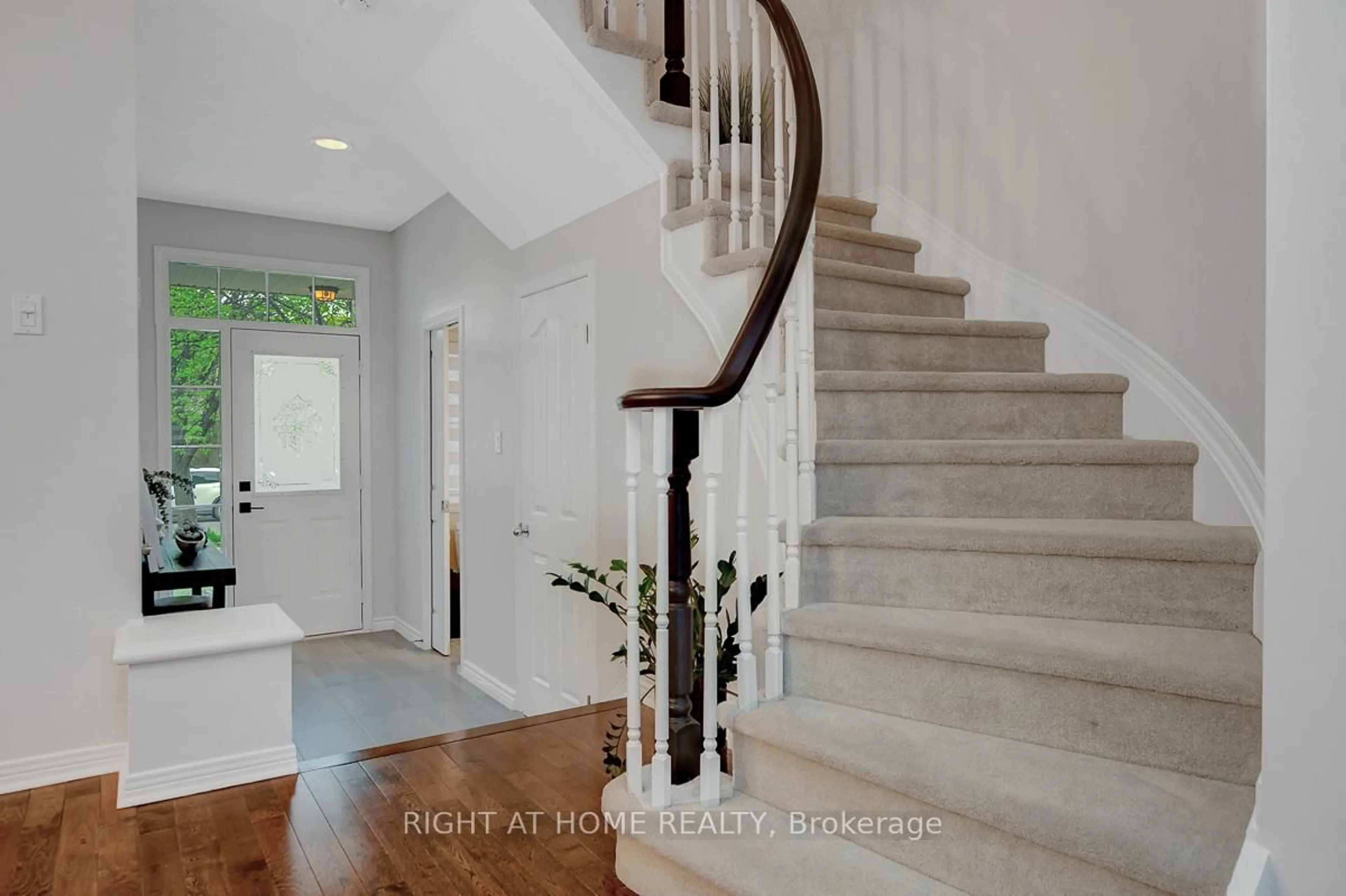 Indoor entryway for 31 Saddlesmith Circ, Ottawa Ontario K2M 2Y8