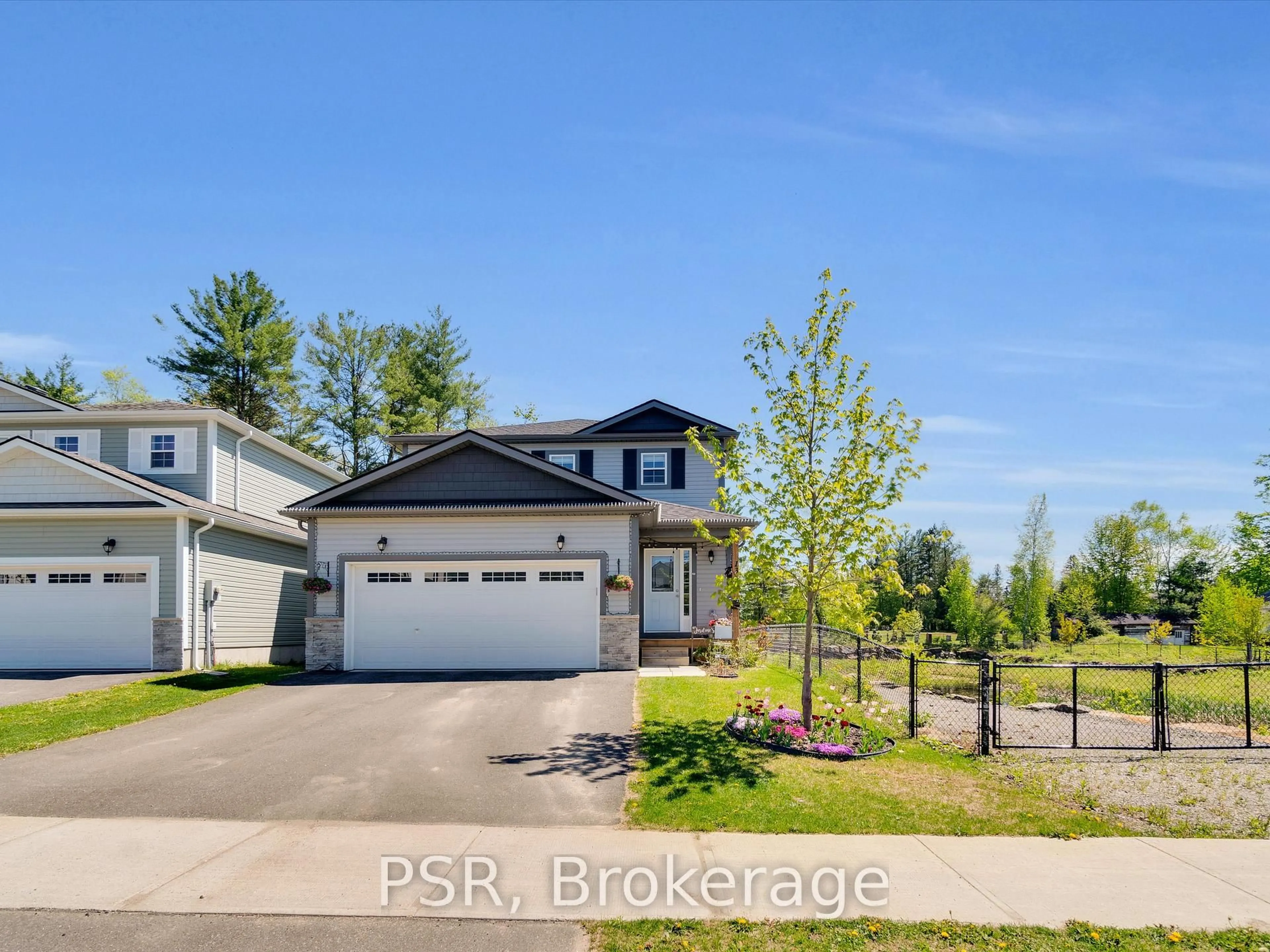 A pic from outside/outdoor area/front of a property/back of a property/a pic from drone, street for 13 Quinn Forest Dr, Bracebridge Ontario P1L 0C8