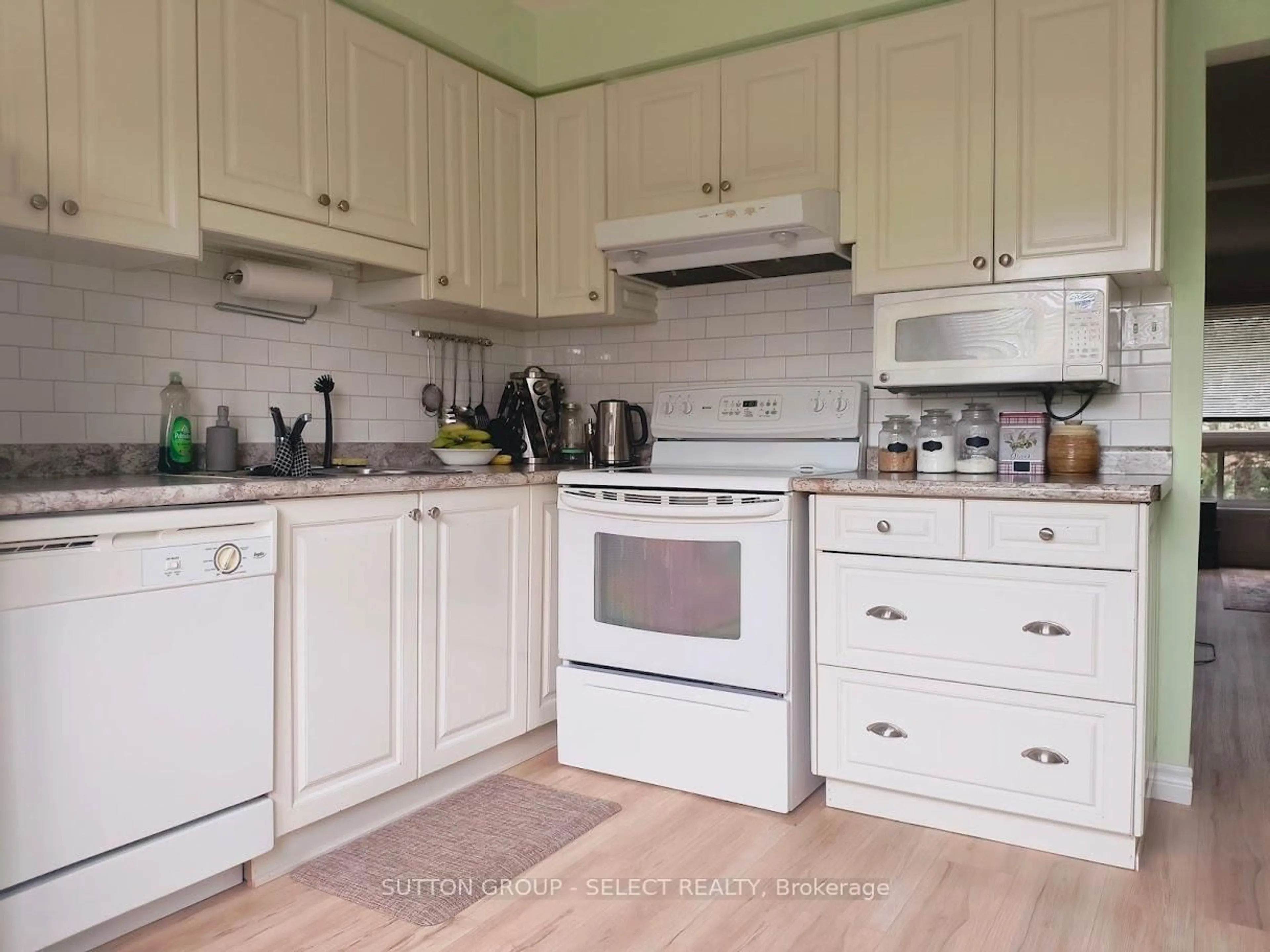 Standard kitchen, wood/laminate floor for 35 Waterman Ave #97, London South Ontario N6C 5T7