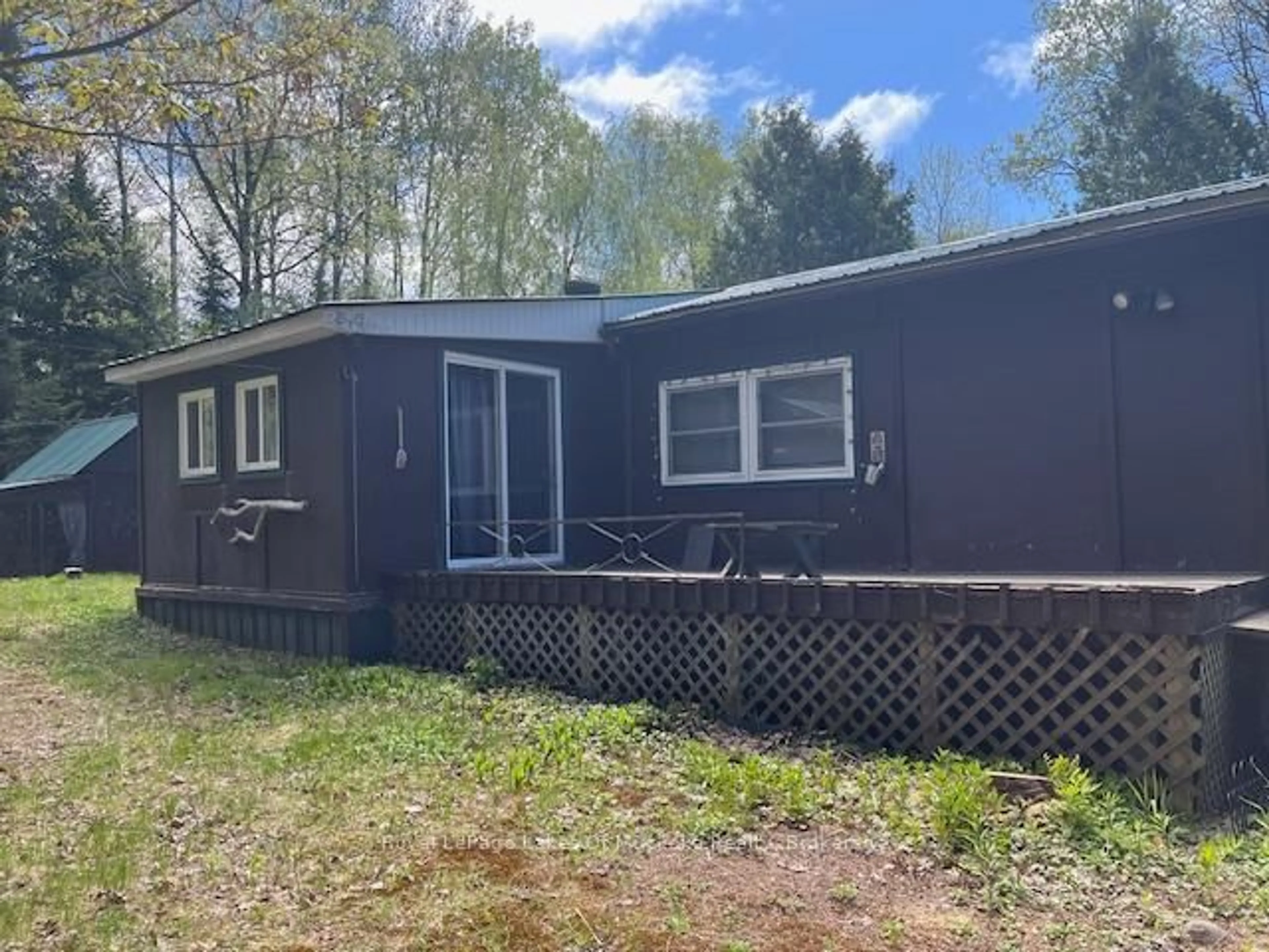 Home with vinyl exterior material, unknown for 24 Regent St, Kearney Ontario P0A 1M0